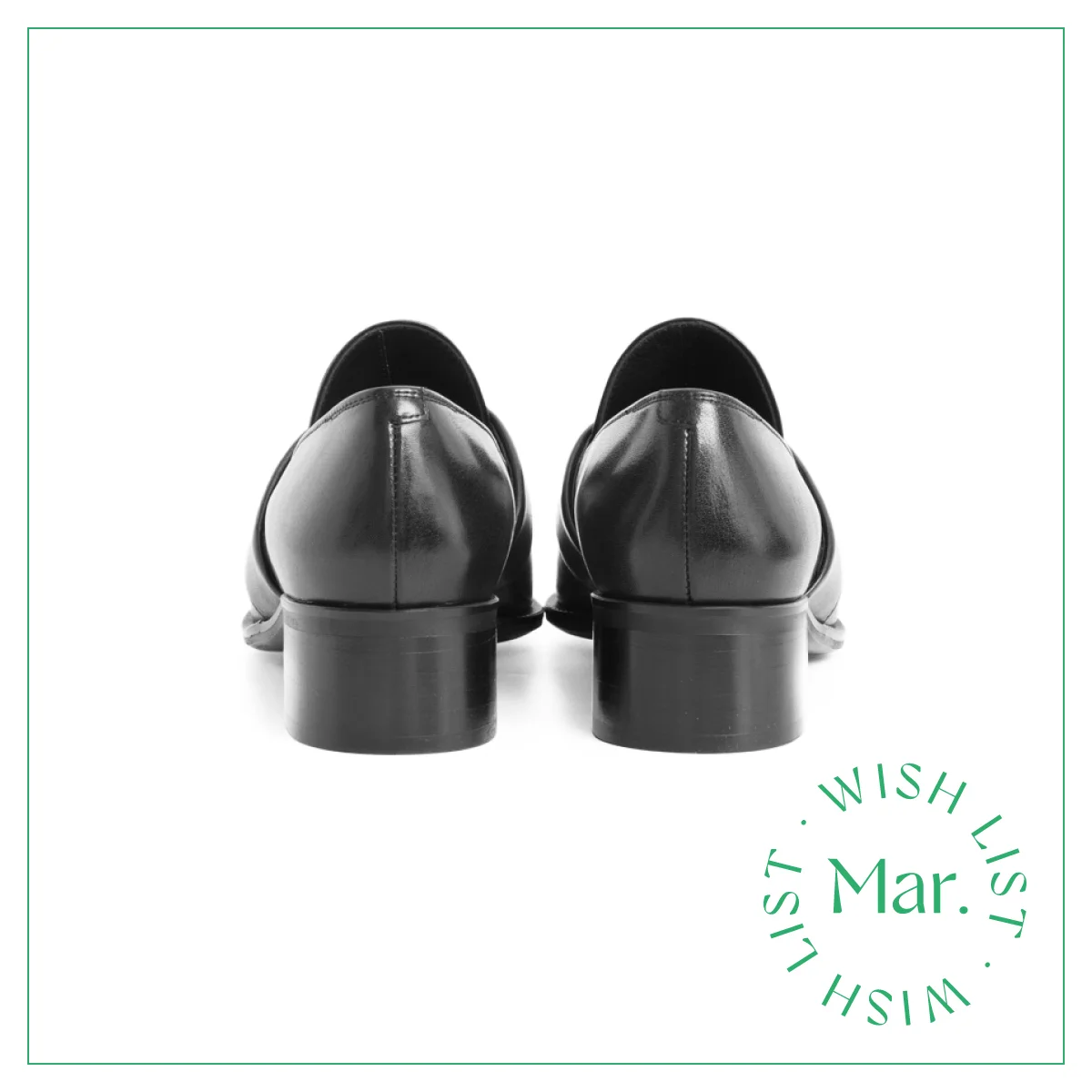 後ろから見たカチムのローファー