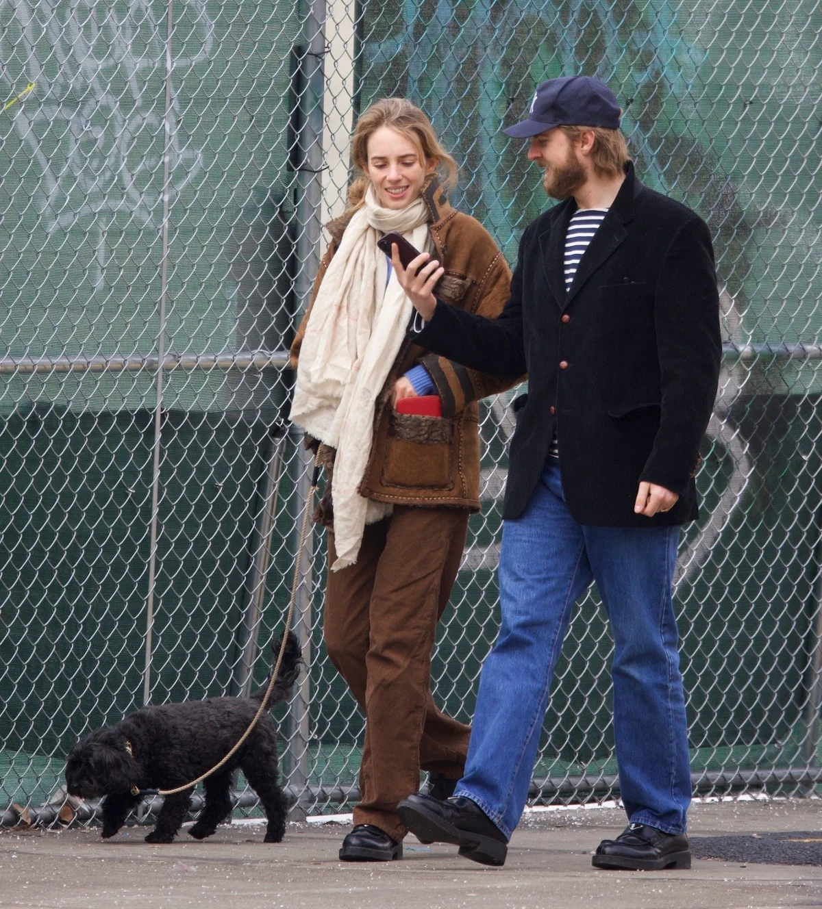 マヤとクリスチャンがリラックスした様子で散歩