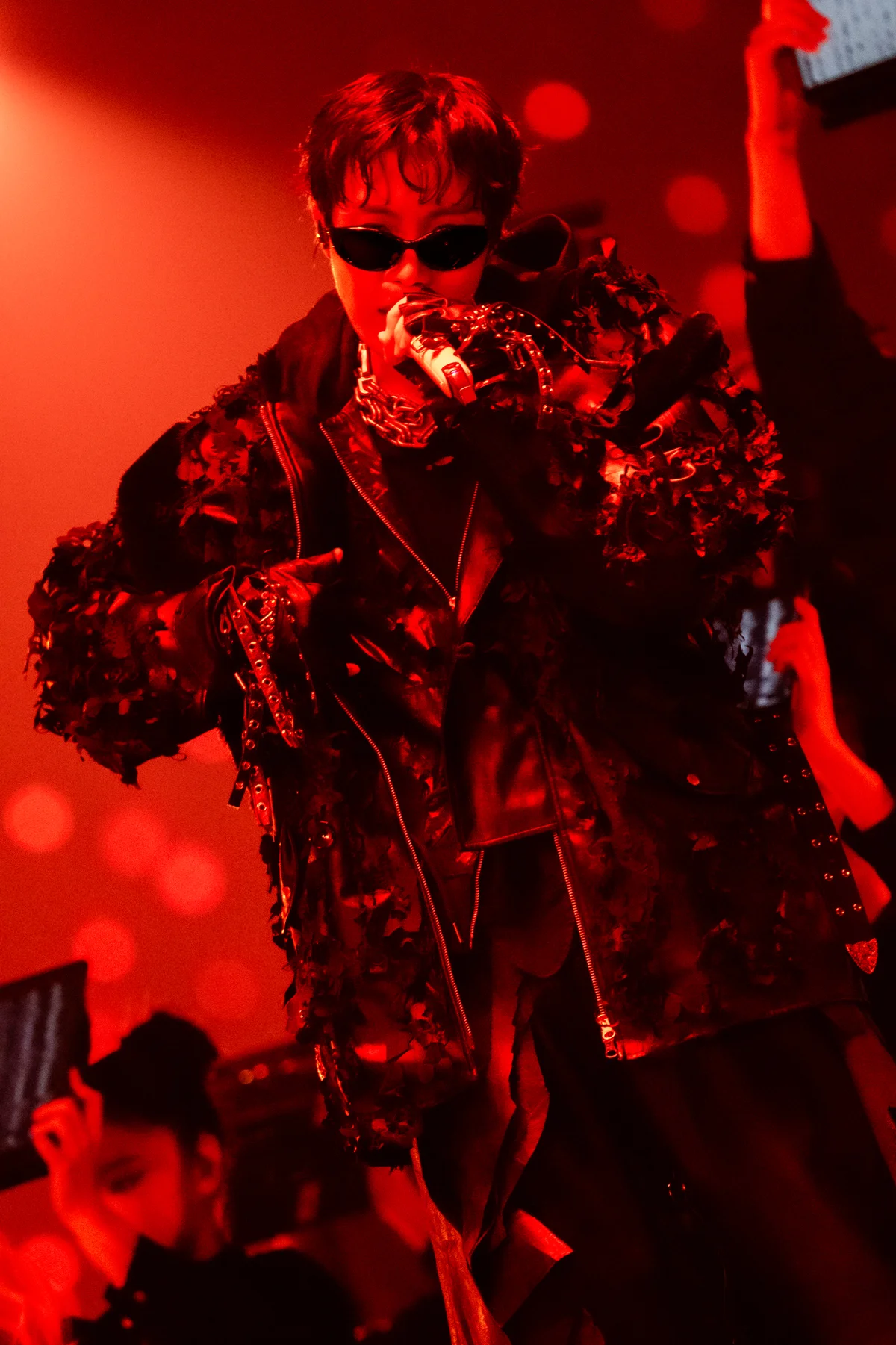 会場赤一色の中、歌い上げるj-hope