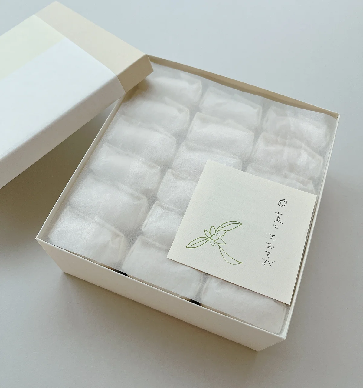 菓心おおすが｜三十五万石の18個入りパッケージ。佇まいも端正で凛とした印象