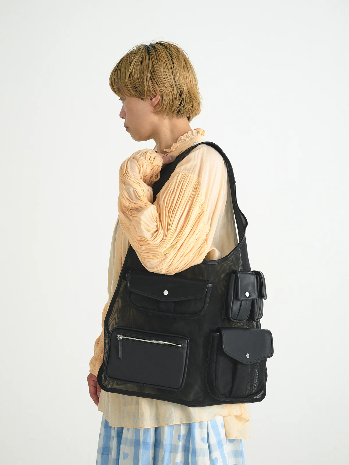 シモーン・ロシャ UTILITY MULTI POCKET VEST BAG バッグとして使用しているところ