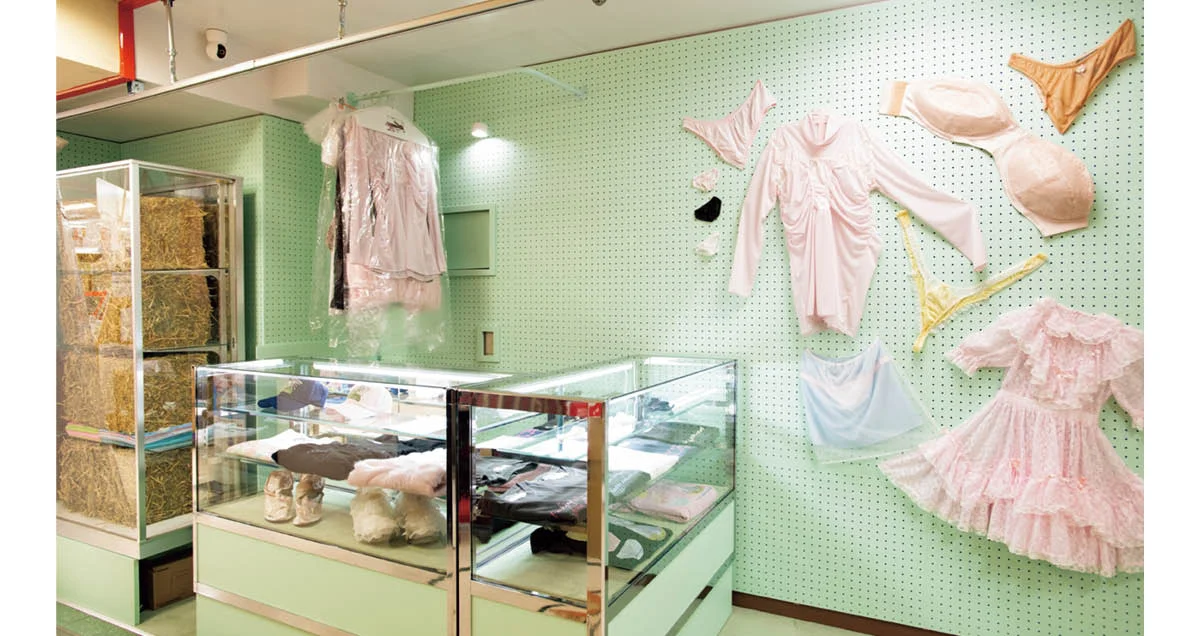 中野にオープンしたOne Foot  In The Graveの店内