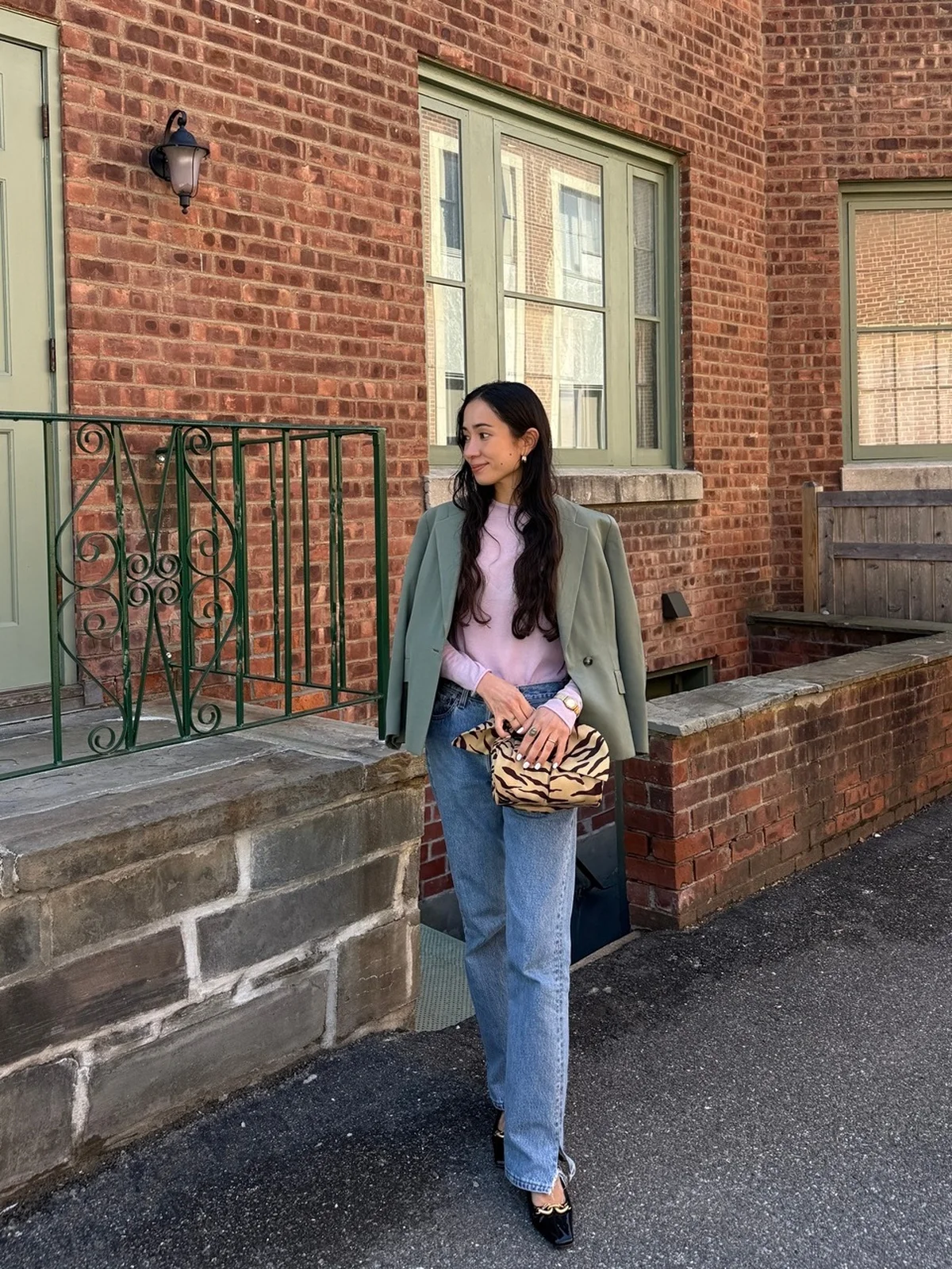 ベイカー恵利沙さんの最新のジャケットスタイル。春色を主役に、ジュエリーでエッジを効かせて