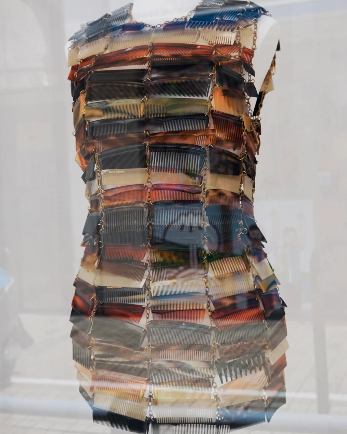 櫛で出来たマルジェラのドレス