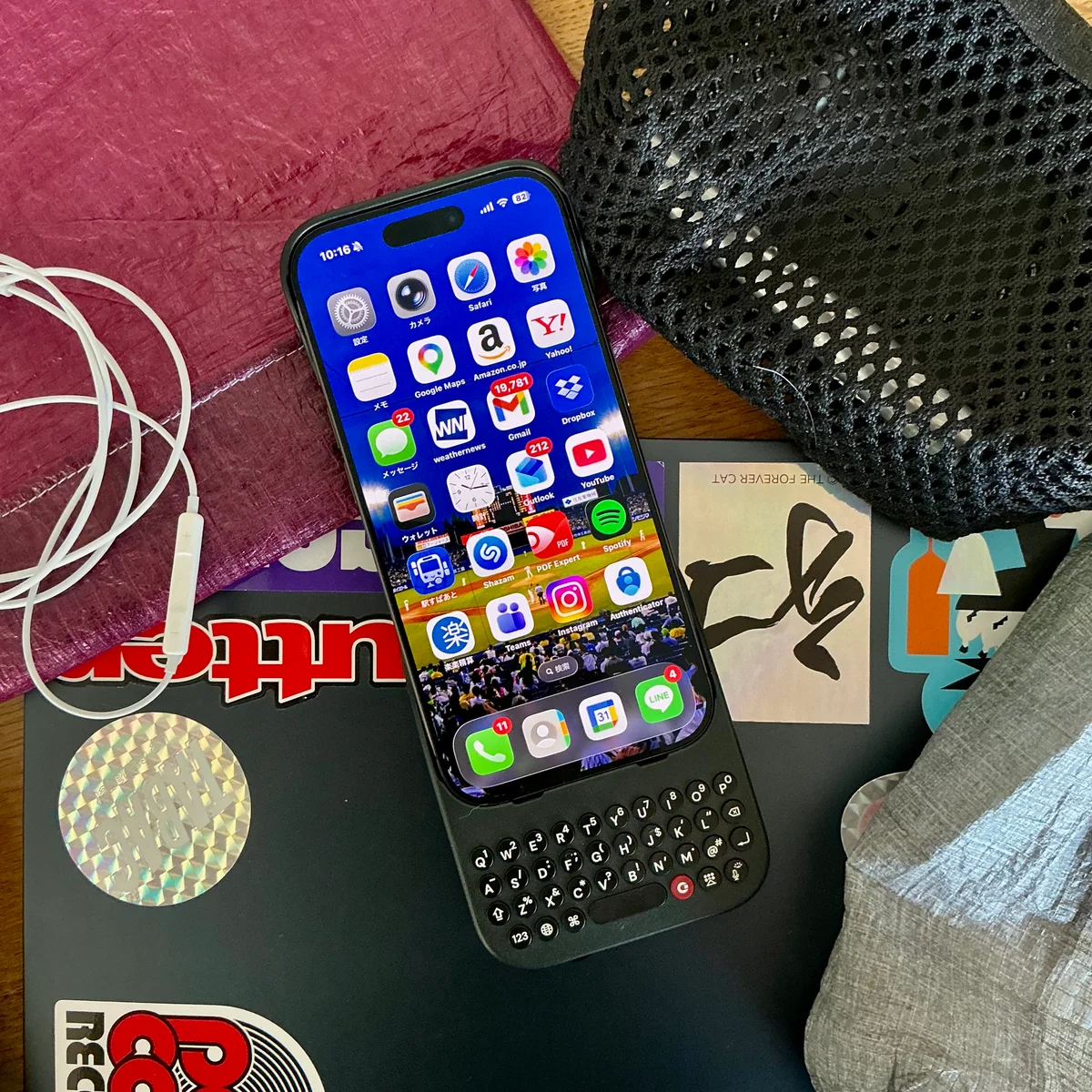 ClicksのキーボードケースにiPhoneを装着した画像