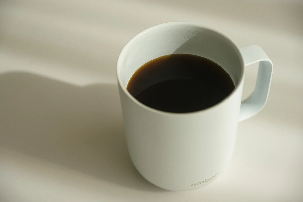 Ember Mug 10oz（ホワイト）にコーヒーを注いだところ