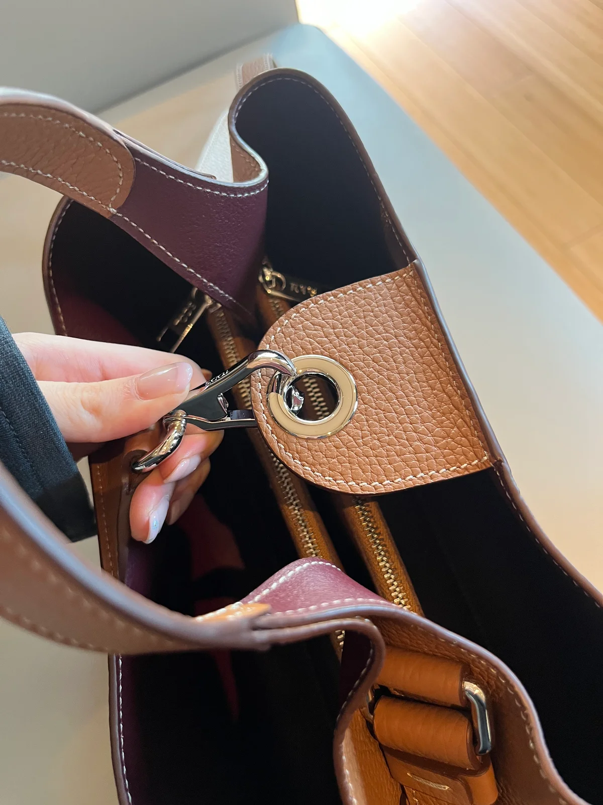 トッズ TOD'S ブラウンカラー 物撮り フックの仕様をアップデート