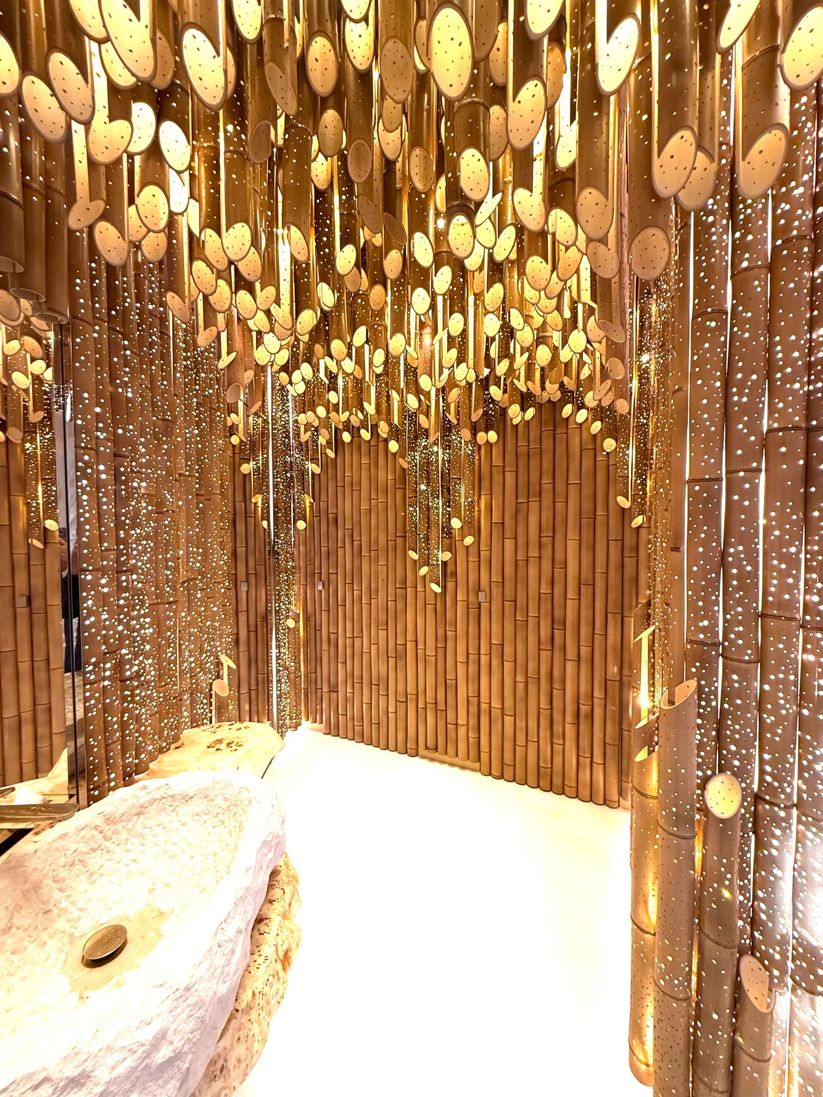 「カフェ ディオール by アンヌ＝ソフィー・ピック バンブー パビリオン」の黄金の竹ルームへ