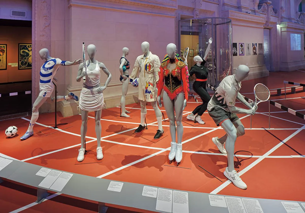 『ファッションとスポーツ』展 現代のスポーツウェアのインスタレーション