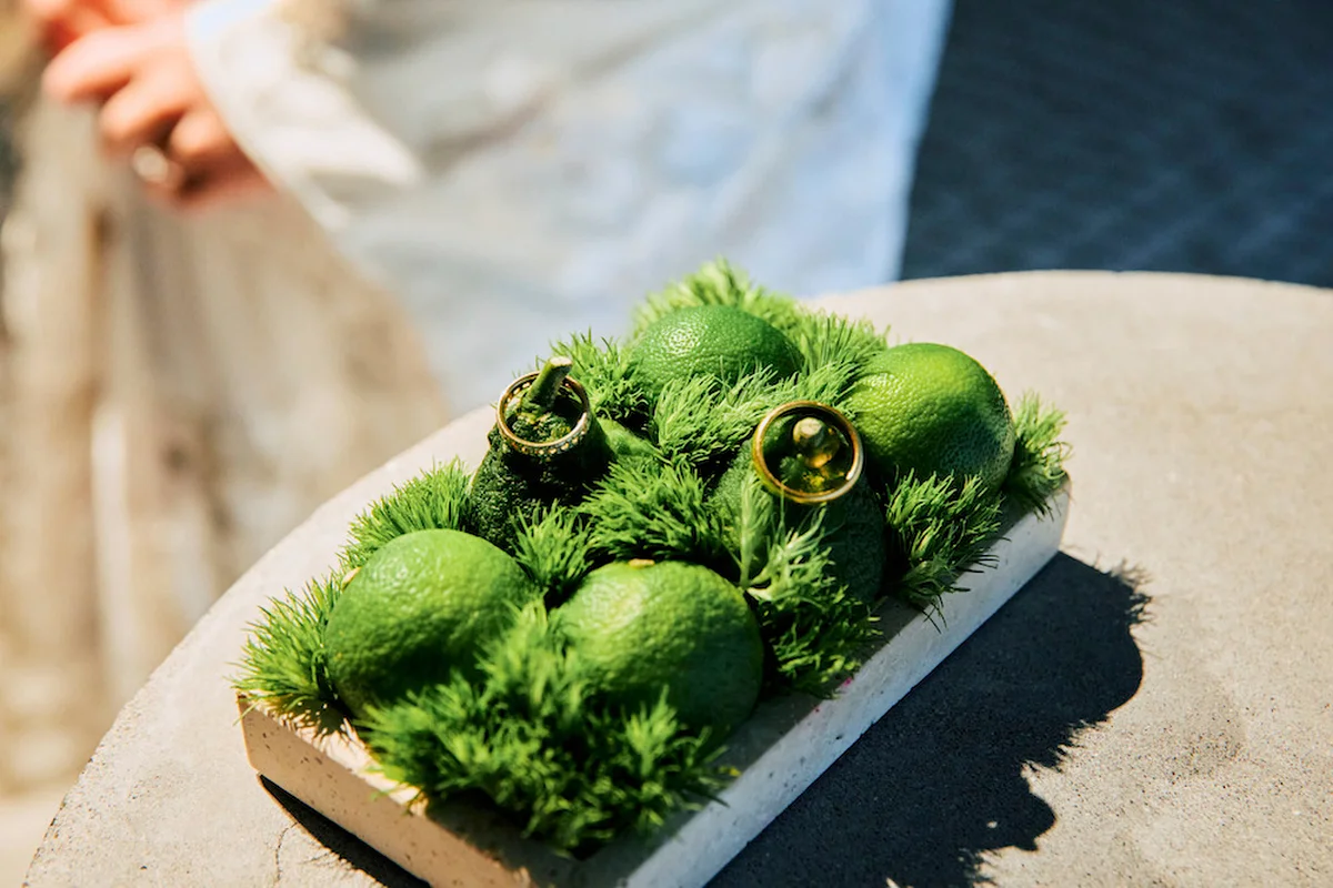 和を表現したリングピローは、苔とすだちを用いたオリジナル。