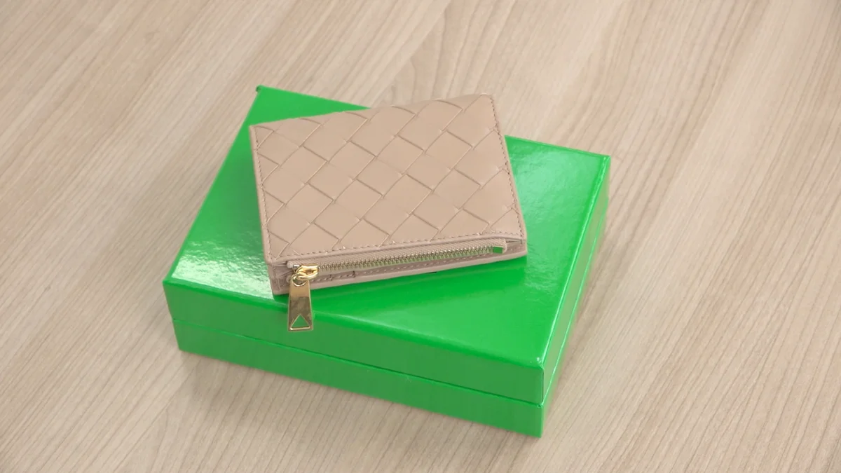 ボッテガ・ヴェネタの二つ折りウォレット「イントレチャート スモール」