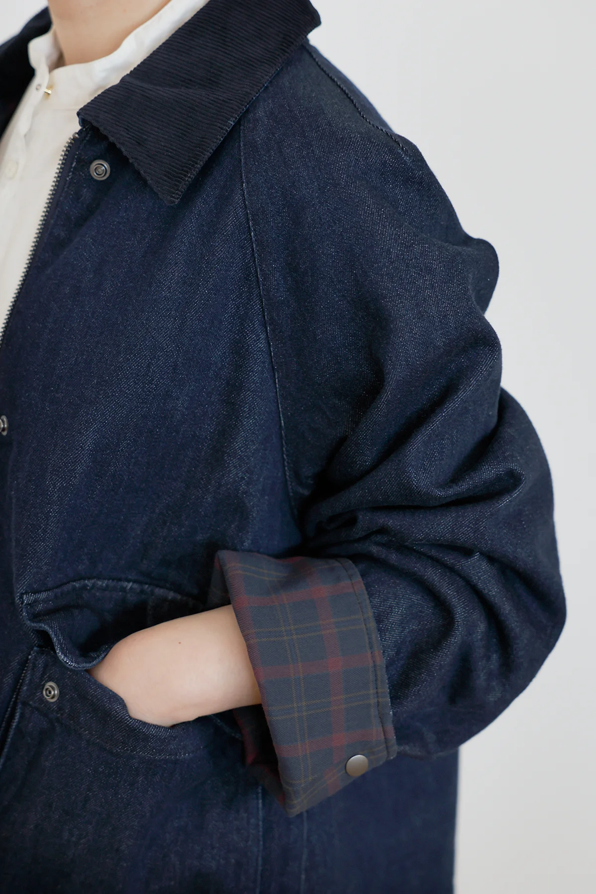 ユニクロのユーティリティショートジャケットデニムを着用したディテール