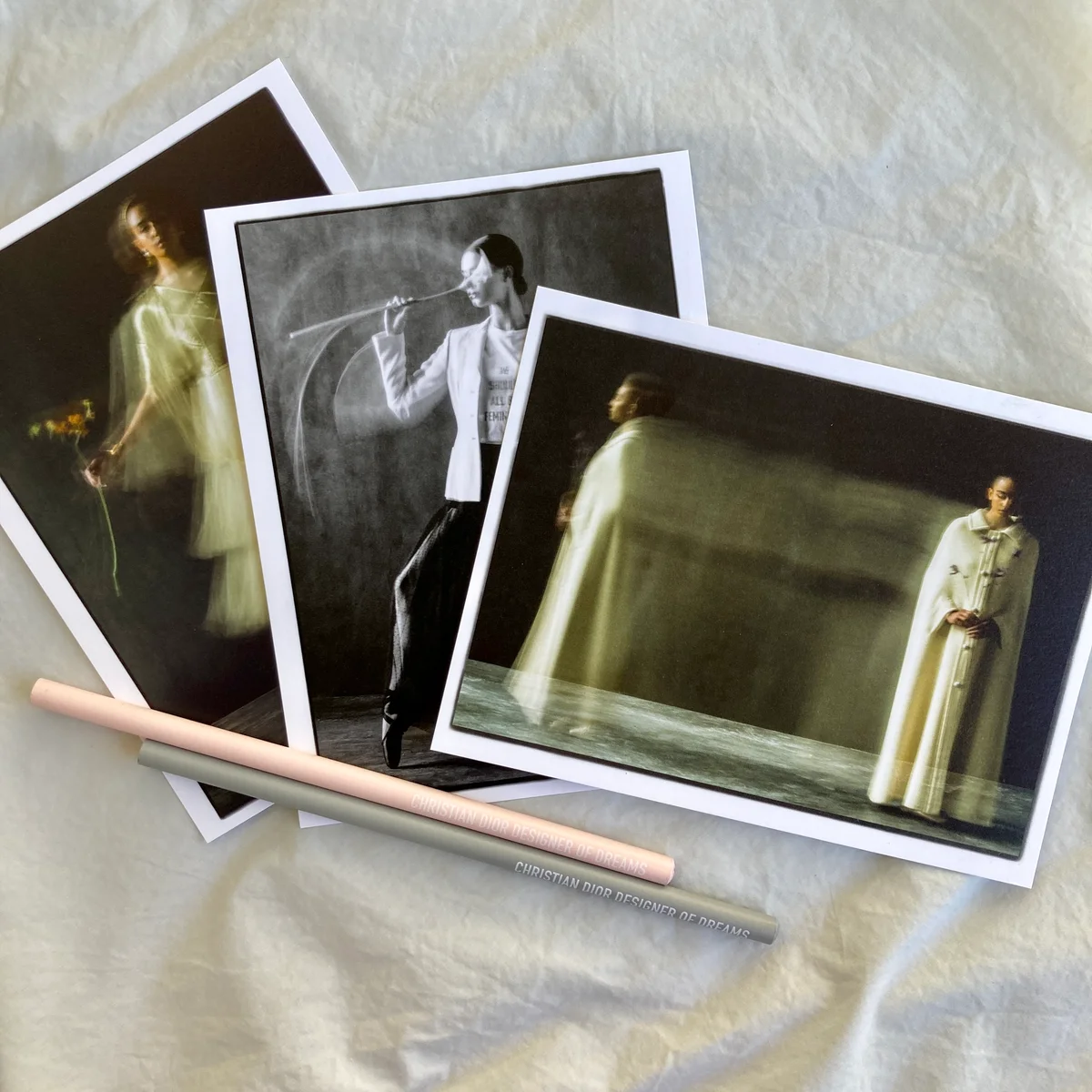 「クリスチャン・ディオール、夢のクチュリエ」展のポストカードと鉛筆