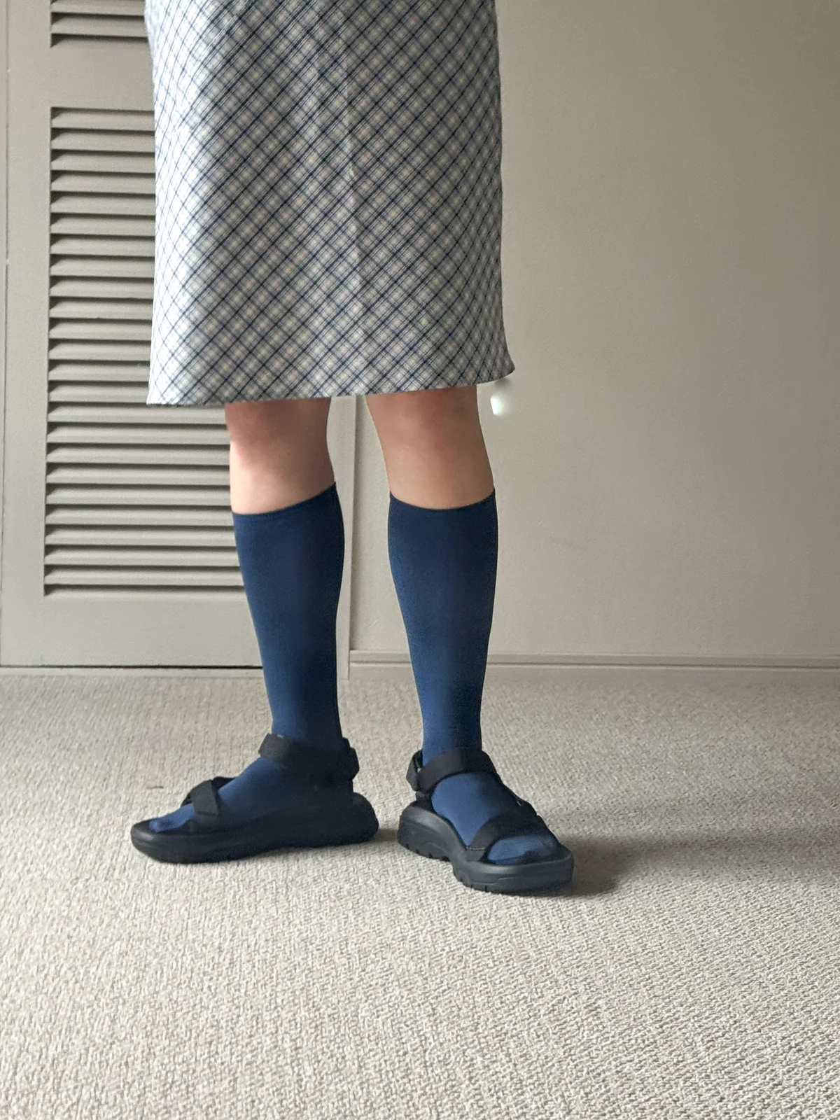 Teva（テバ）のサンダルHurricane XLT3の靴下とスカートの着用カット