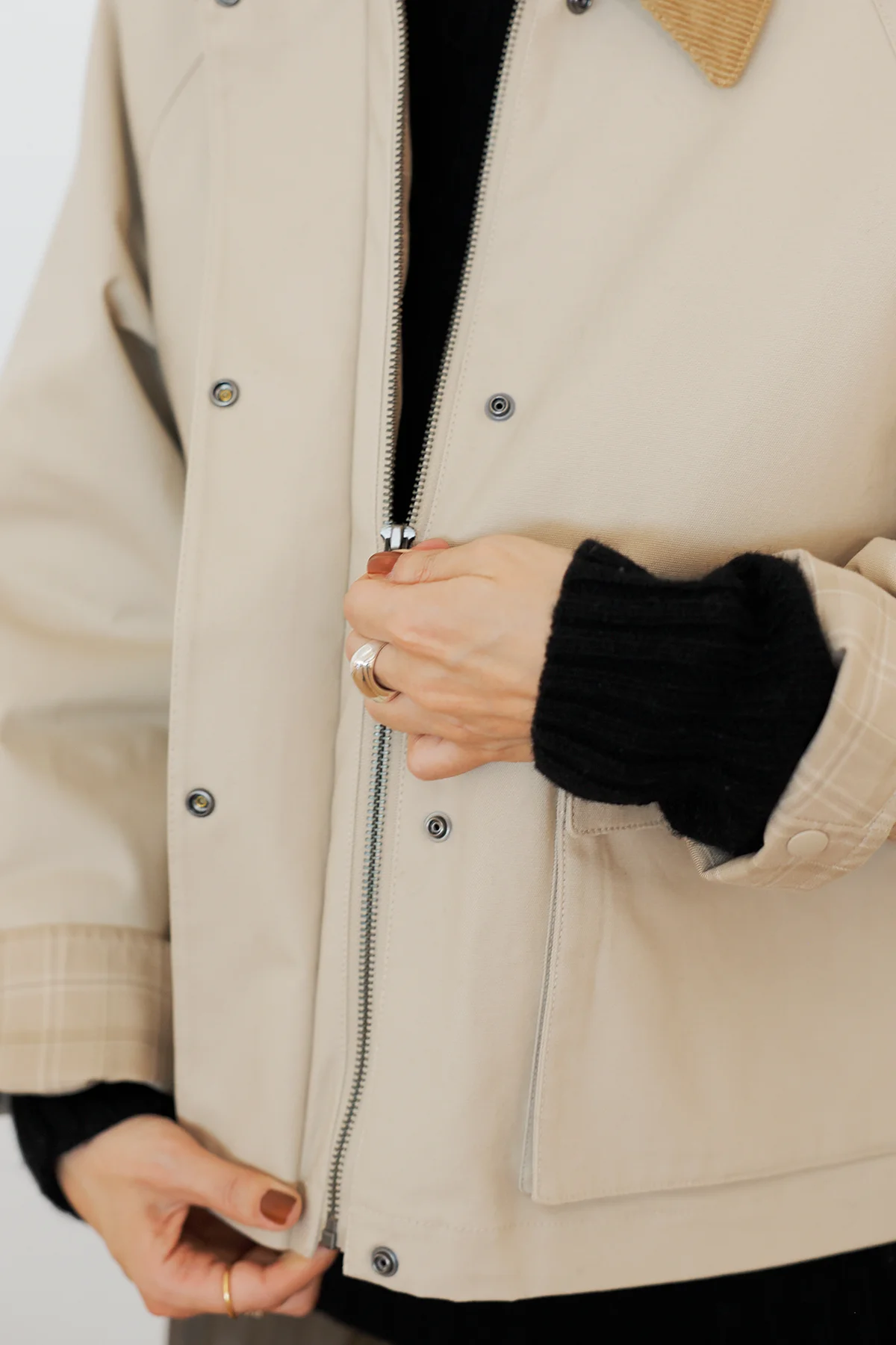 ユニクロのユーティリティショートジャケットの着用ディテール