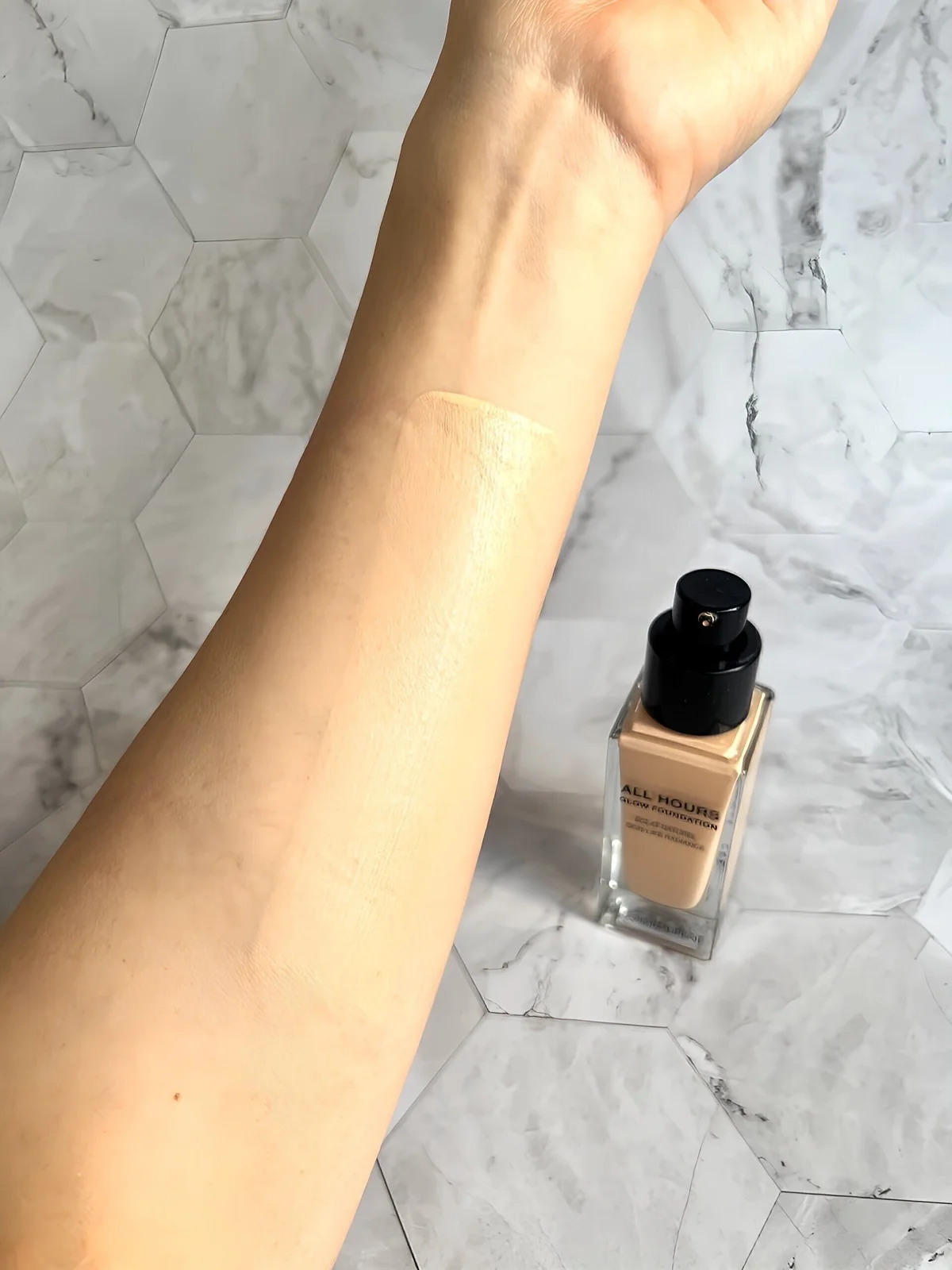 YSL オールアワーズ リキッド グロウ LC1のスウォッチ画像