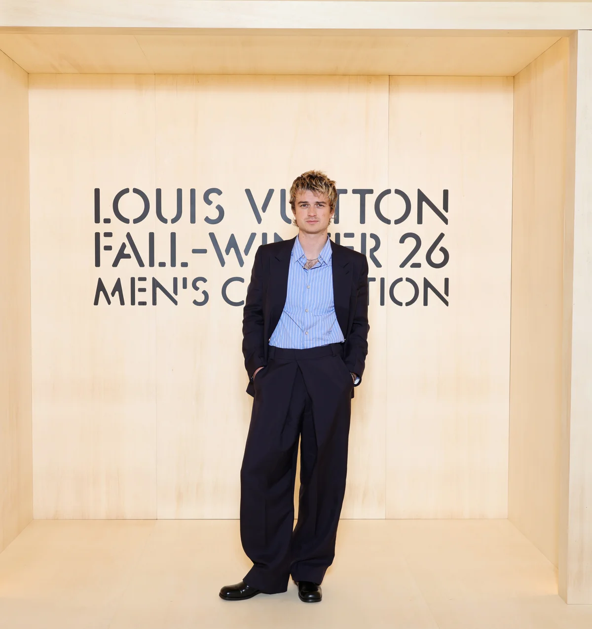 ルイ・ヴィトン2026年秋冬メンズコレクションに来場したジョー・キーリー Joe Keery