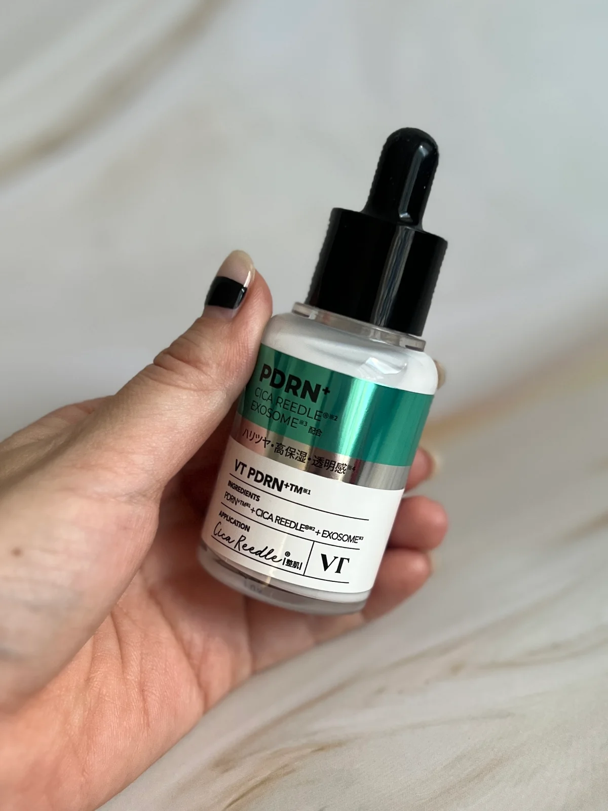 VT リードルS PDRN+ セラムの手持ち画像