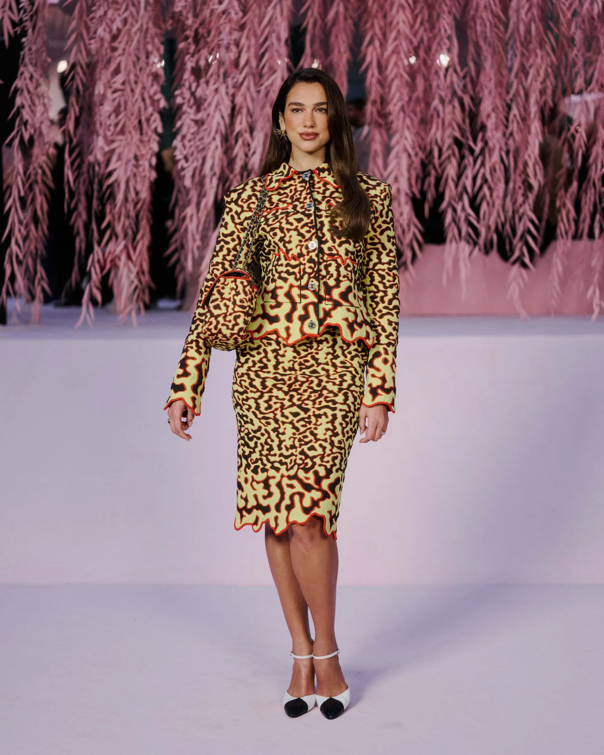 2026年春夏シャネルのオートクチュールコレクションに来場したデュアリパ