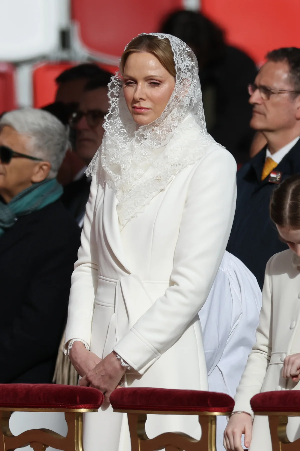 「白の特権」により、白いロングコートに身を包んだシャルレーヌ公妃