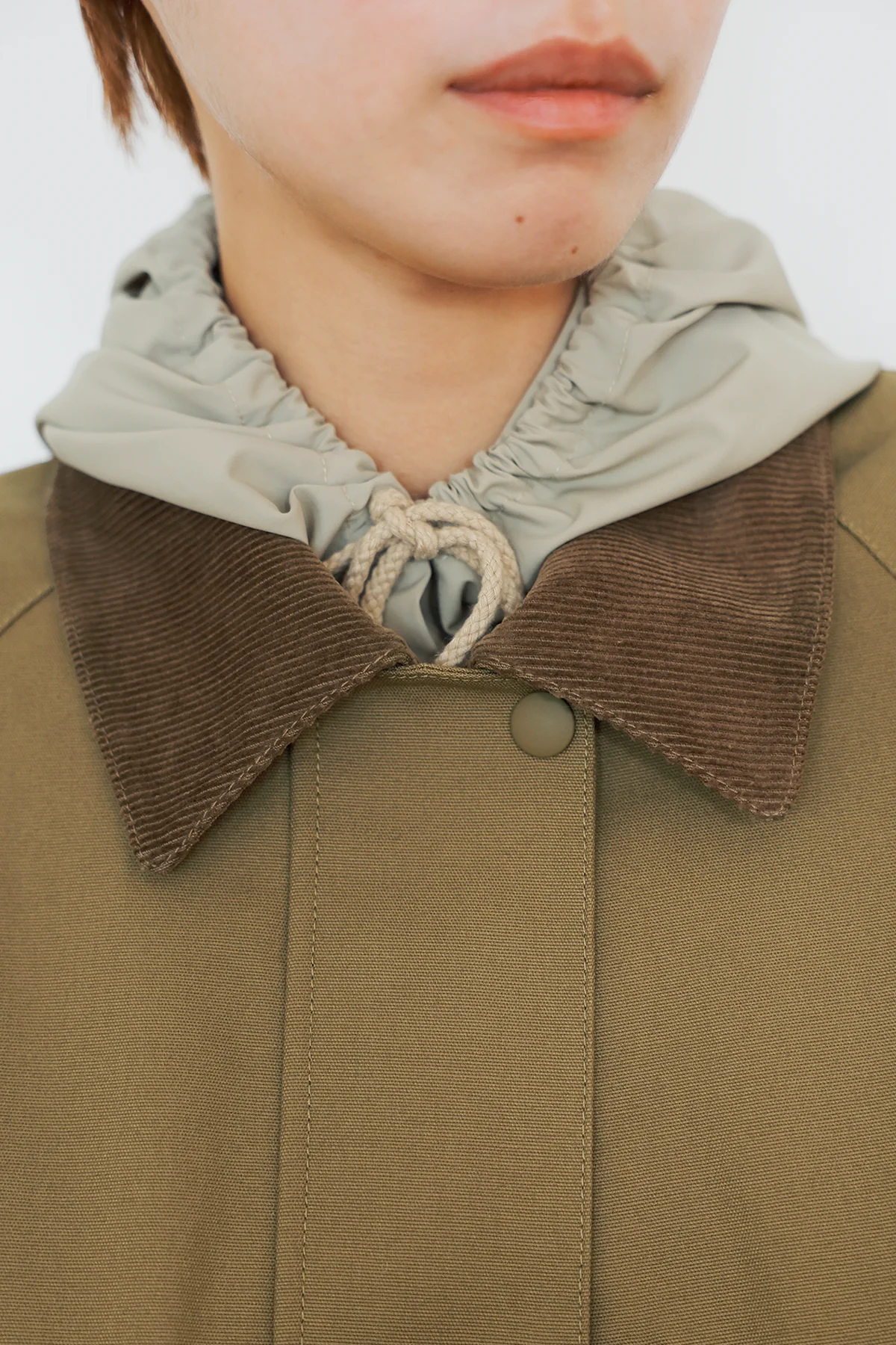 ユニクロのユーティリティショートジャケットの着用ディテール