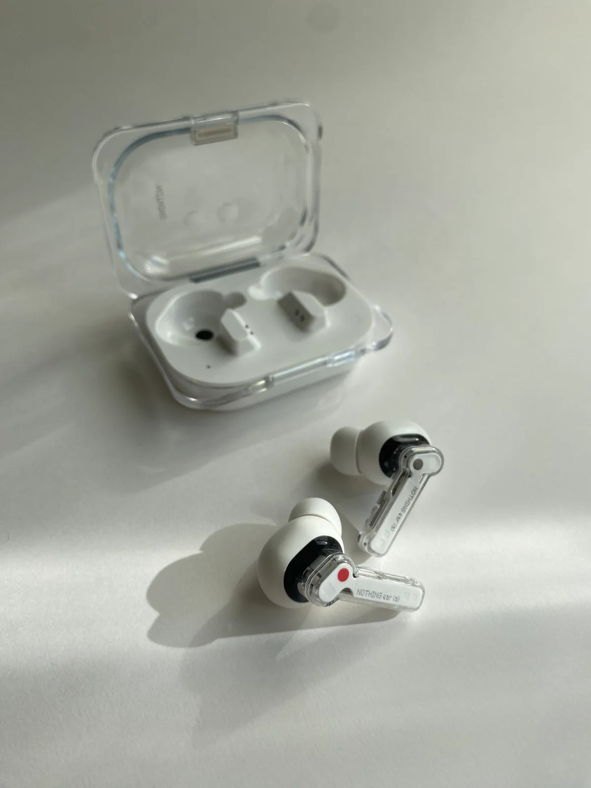 NOTHING ear(a)のケースとイヤホン本体の写真