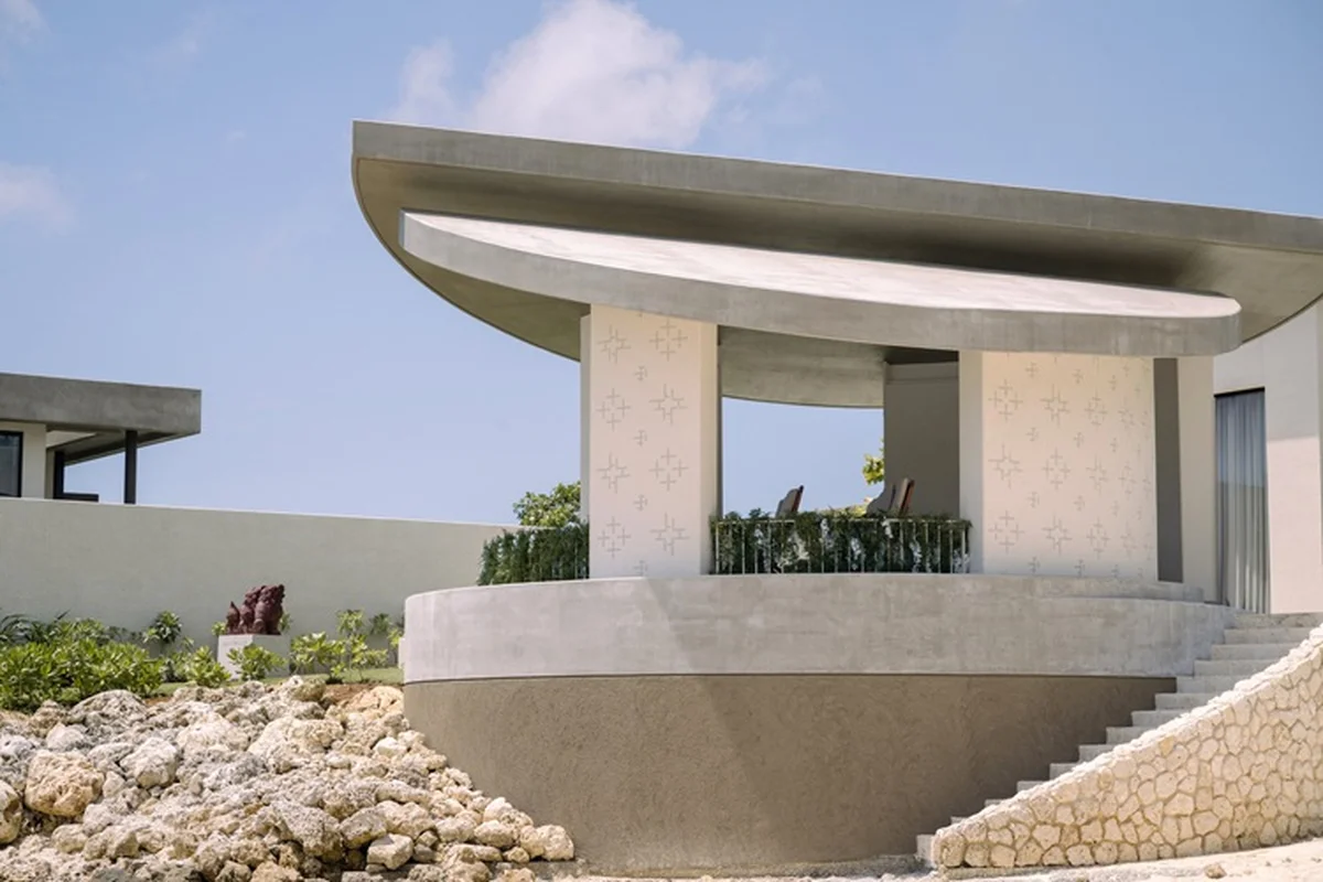 沖縄「ローズウッド宮古島」。オランダの建築デザイナーであるピート・ブーンが手掛けた現代的なチャペル