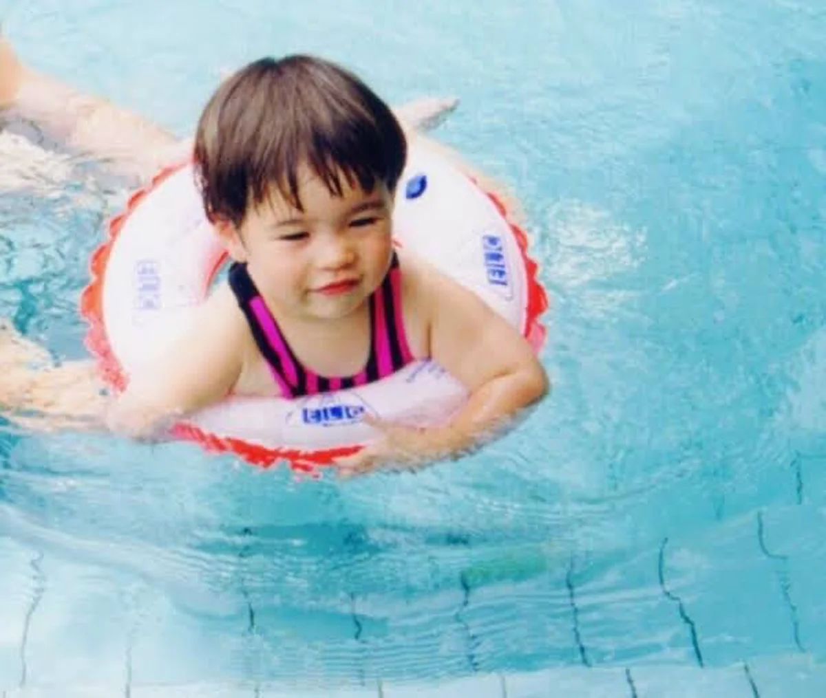 プールで泳ぐ幼少期の一ノ瀬メイさん