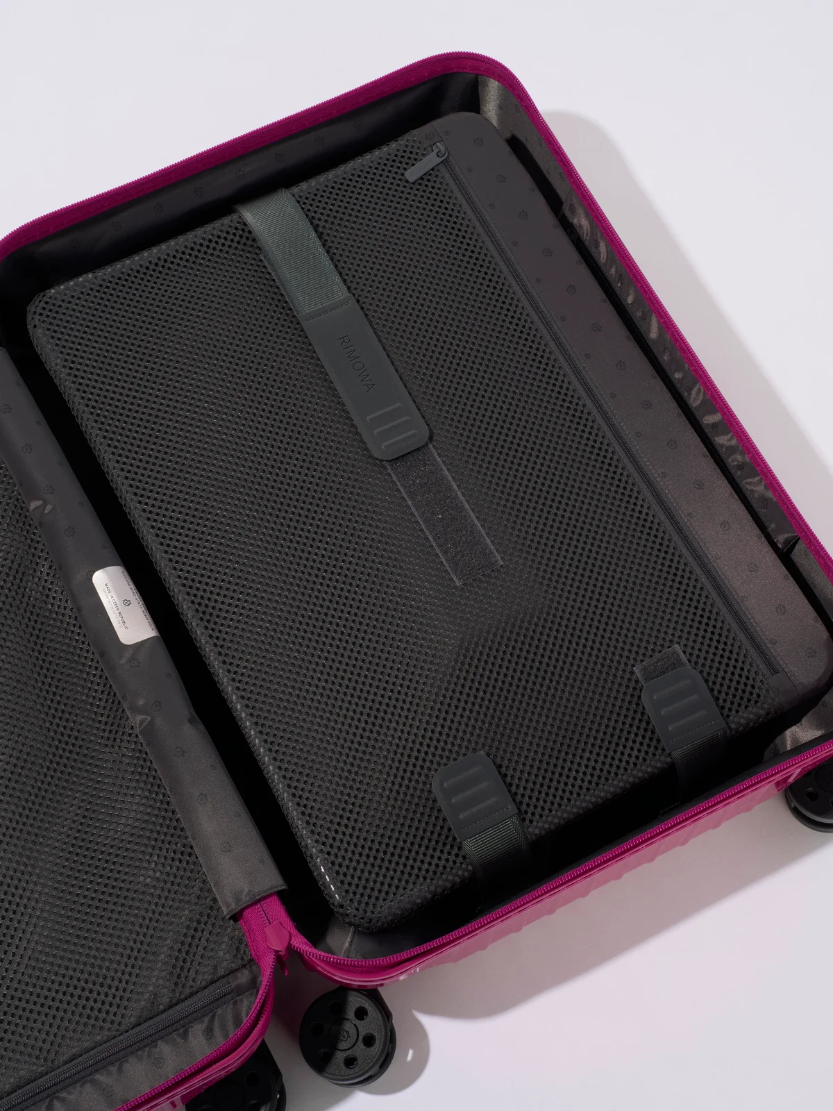 リモワ独自の「フレックス ディバイダー」で、荷崩れを抑えられる