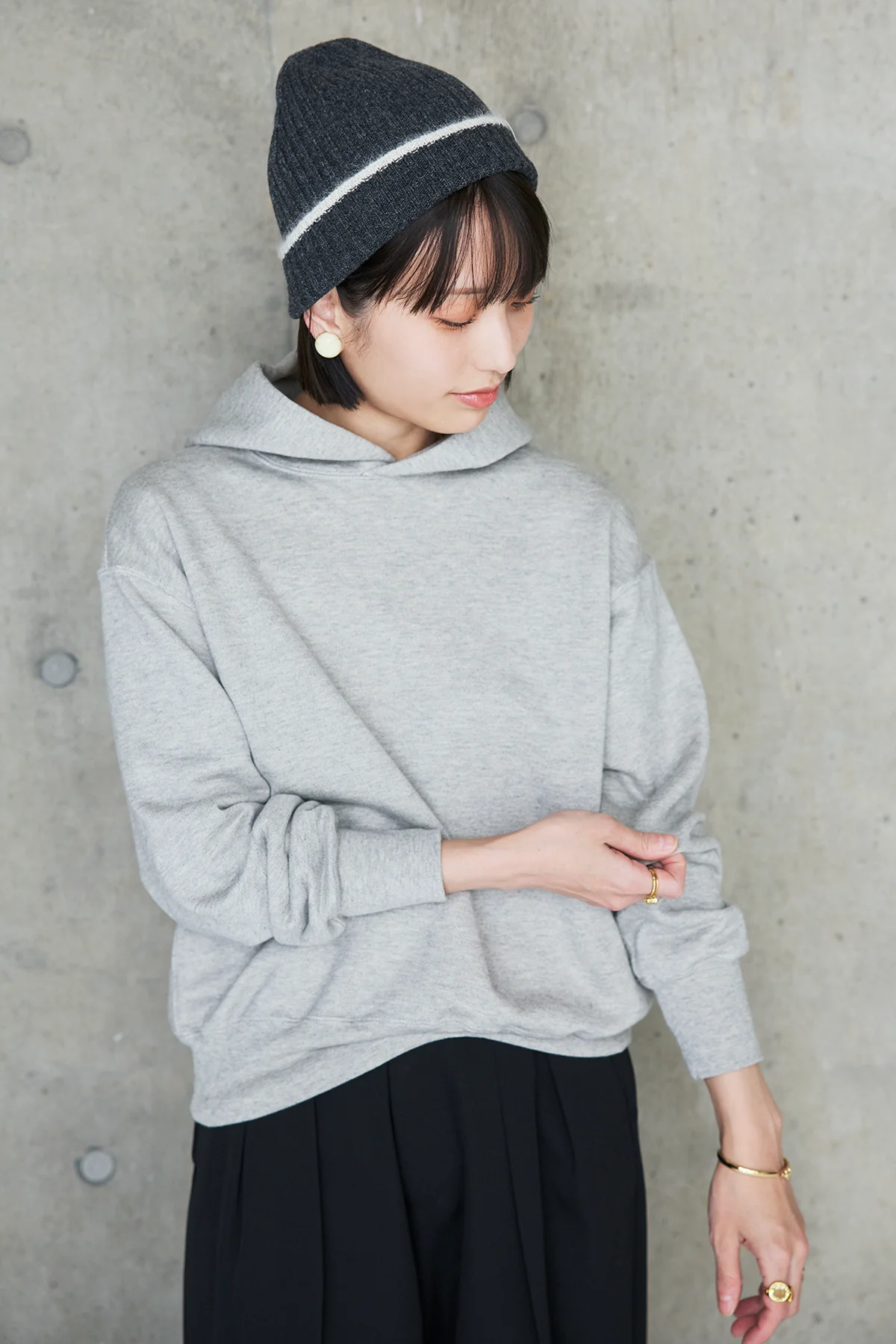 小顔に見えるパーカ Greyを着用した長谷川あかりさんのセルフススタイリング上半身寄り