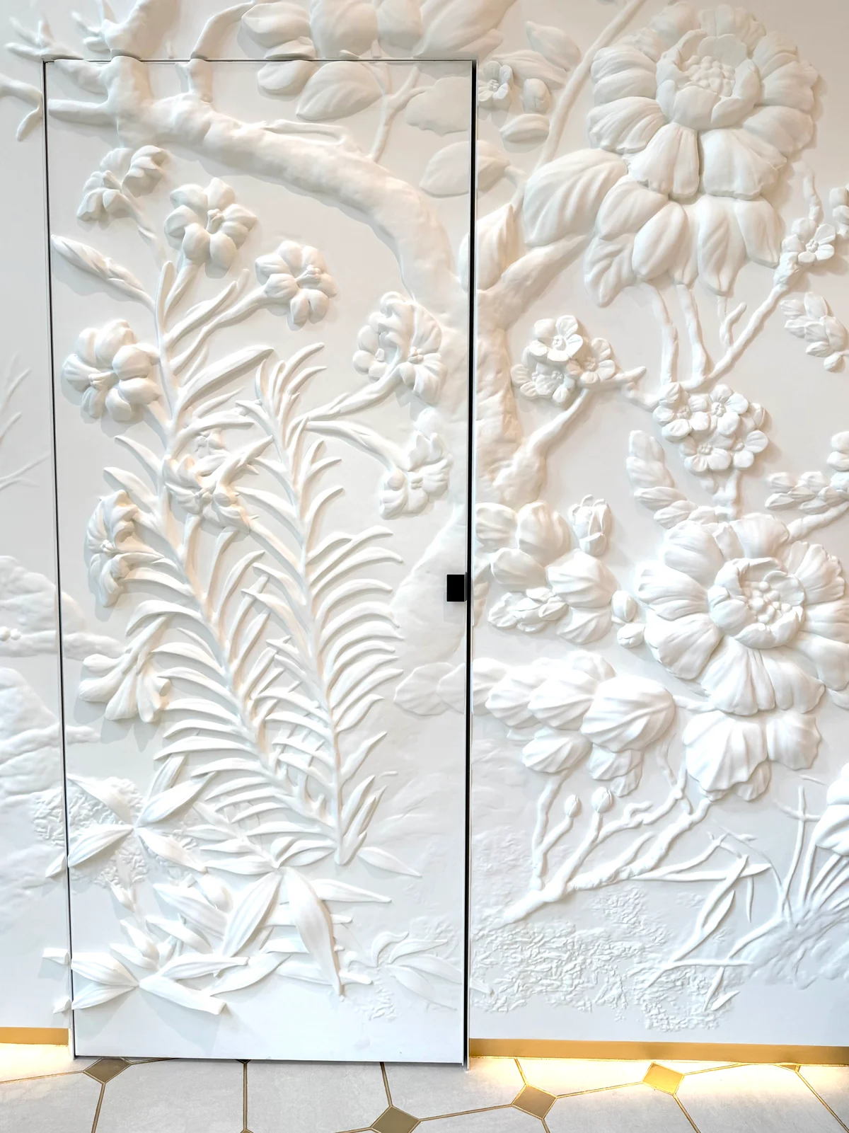 「カフェ ディオール by アンヌ＝ソフィー・ピック バンブー パビリオン」の白い扉へ