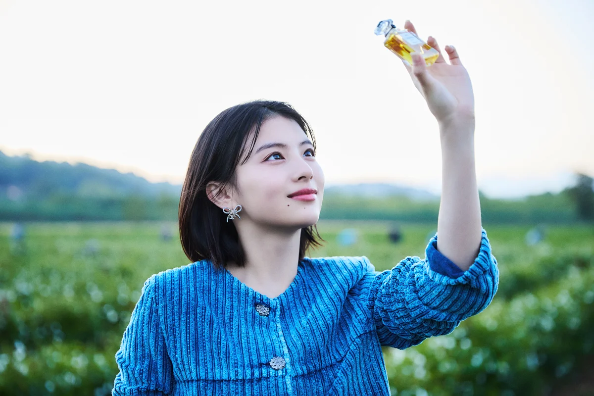 「シャネル N°５」を手にする出口夏希さん