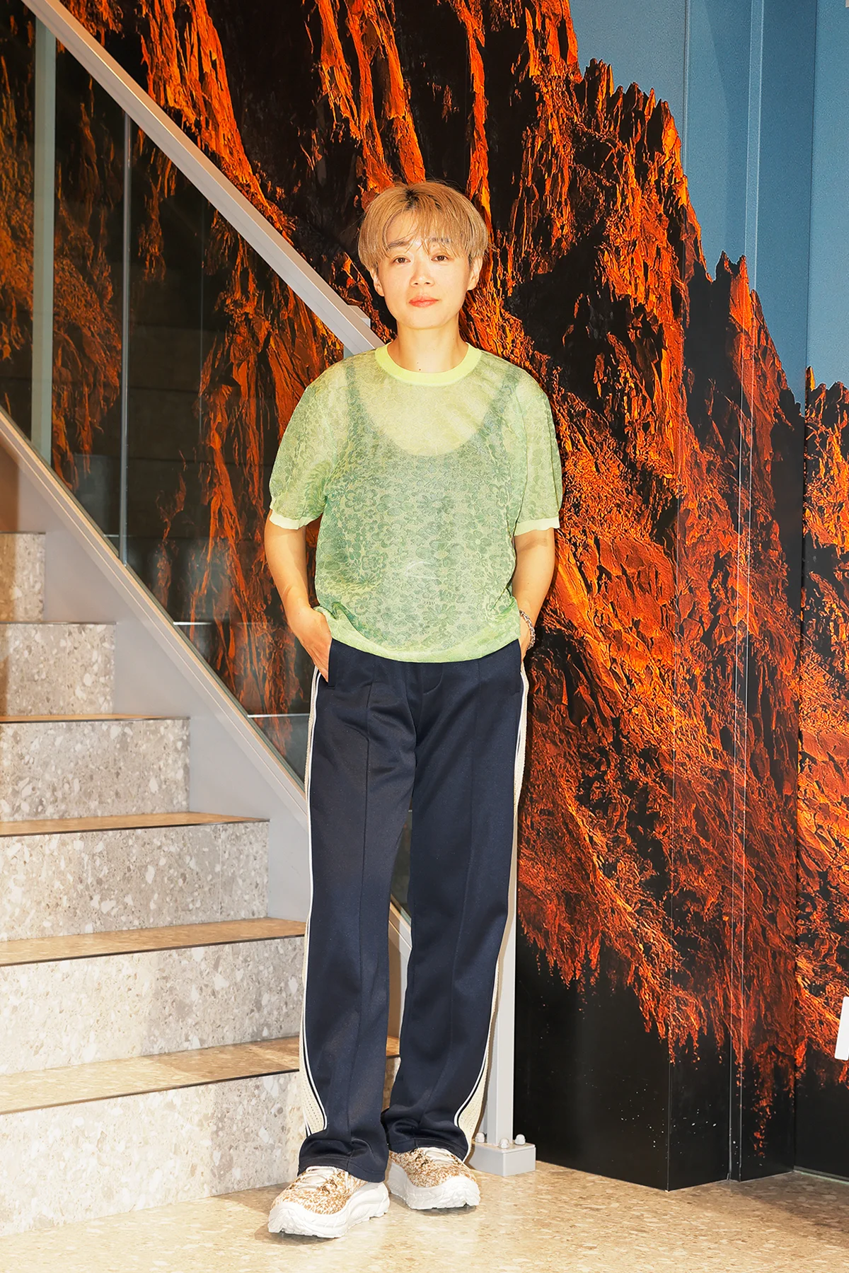 ホカのTOR SUMMIT+スニーカーを試着したスタイリスト辻村さん