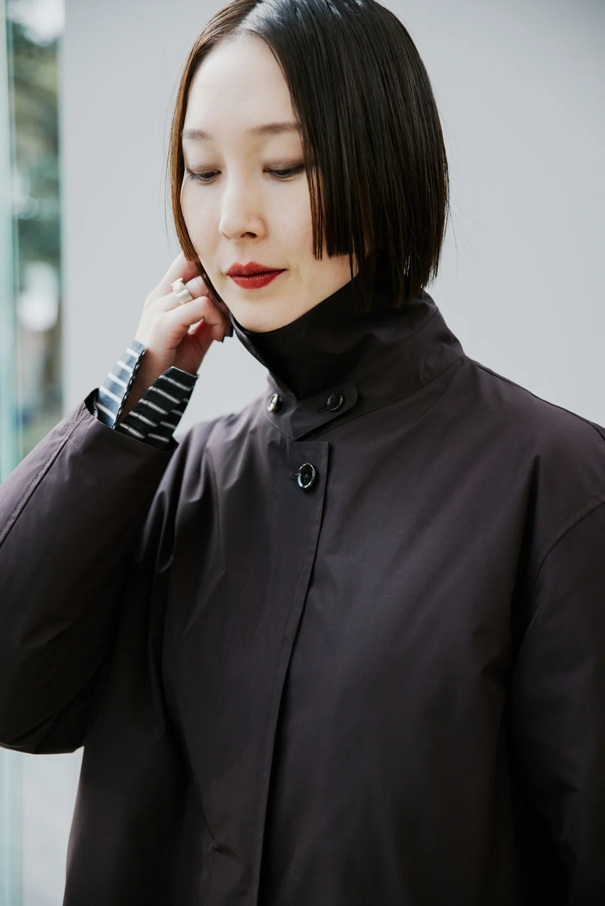 襟を立ててスタンドカラーにも。すっきり防寒対策が可。MUJI Laboダウンライナー付き撥水ステンカラーコート