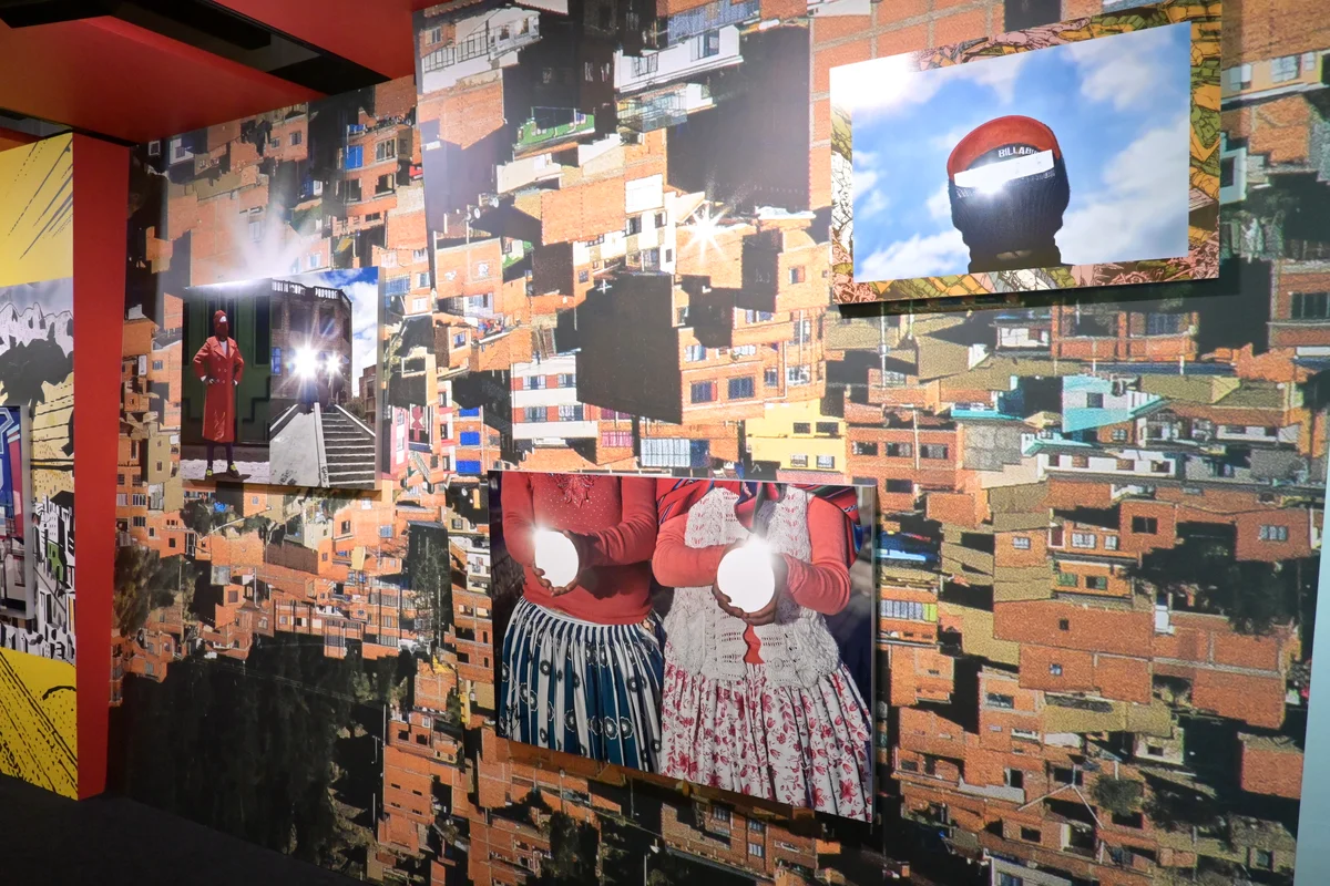KYOTOGRAPHIE2026 フェデリコ・エストルさんの「シャイン・ヒーローズ」の展示風景
