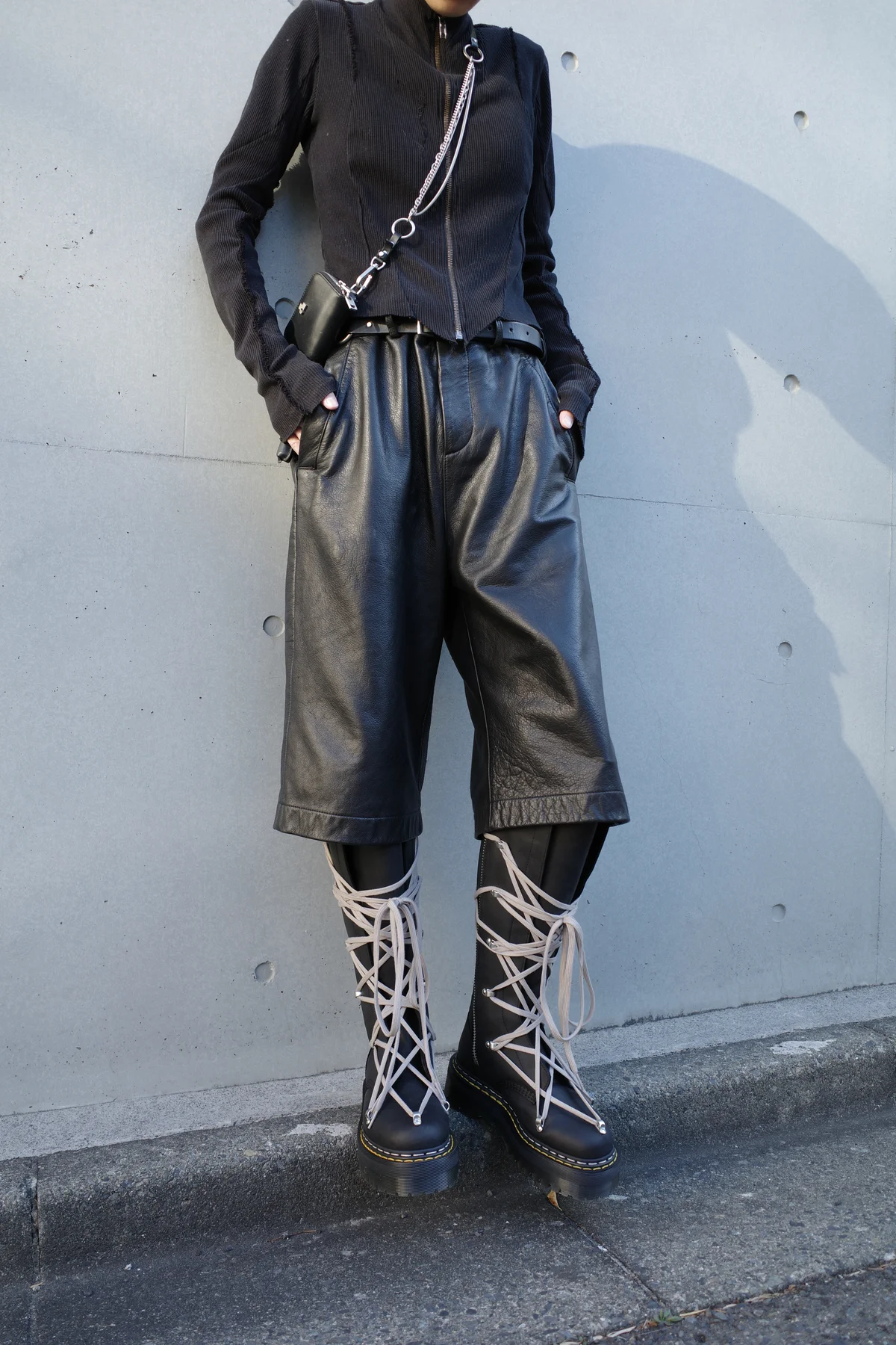 ユカノさんが着用したエンタイア スタジオのレザーパンツルック　下半身寄り