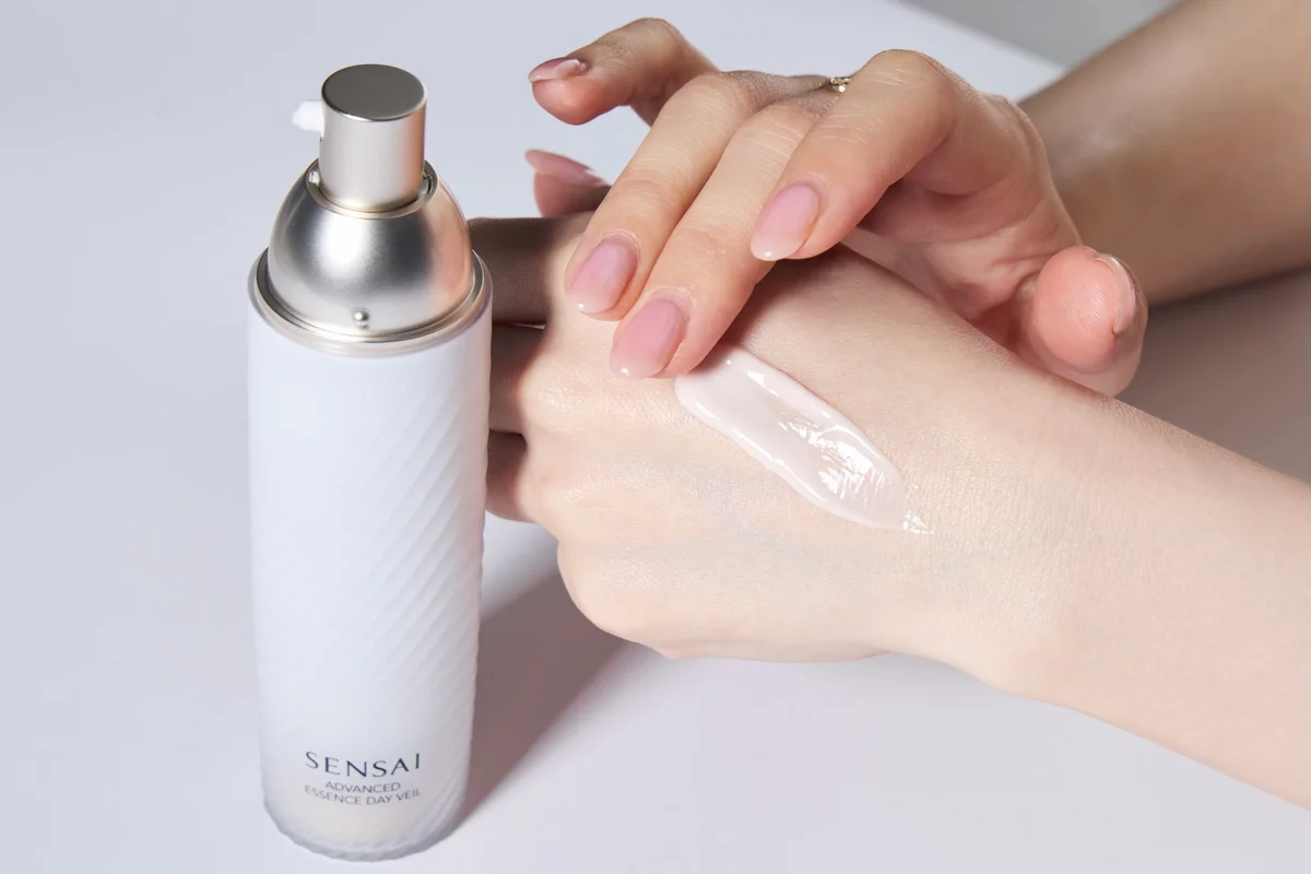 SENSAI アドバンスト エッセンスデイヴェールと手もとのテクスチャー写真