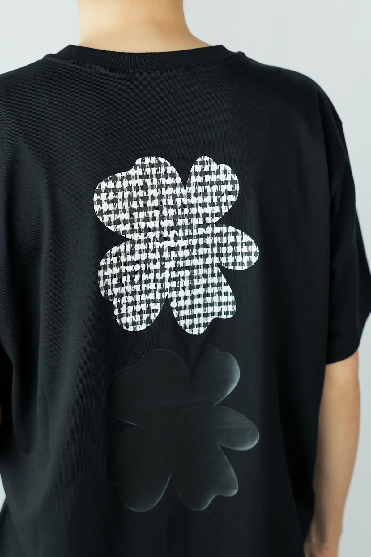 ユニクロ アンド セシリー バンセンのグラフィックTの着用ディテール