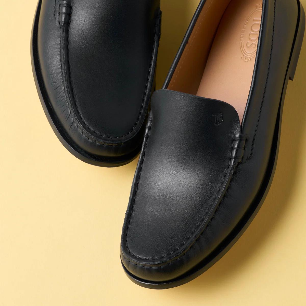 トッズの2026年春の新作シューズ、メタル ドッツ レザー ローファーつま先フォーカス