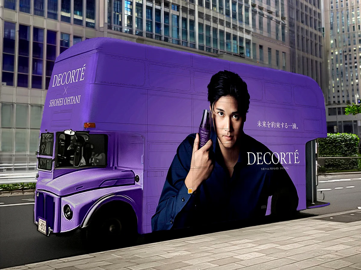 都市を横断しながら、リポソーム美容液の世界観を届けるロンドンバス