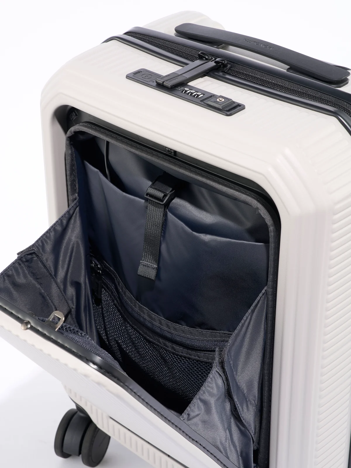 【モノリス】の「SUITCASE PRO OCTA 30」はワンタッチで開閉できるフロントポケット付き