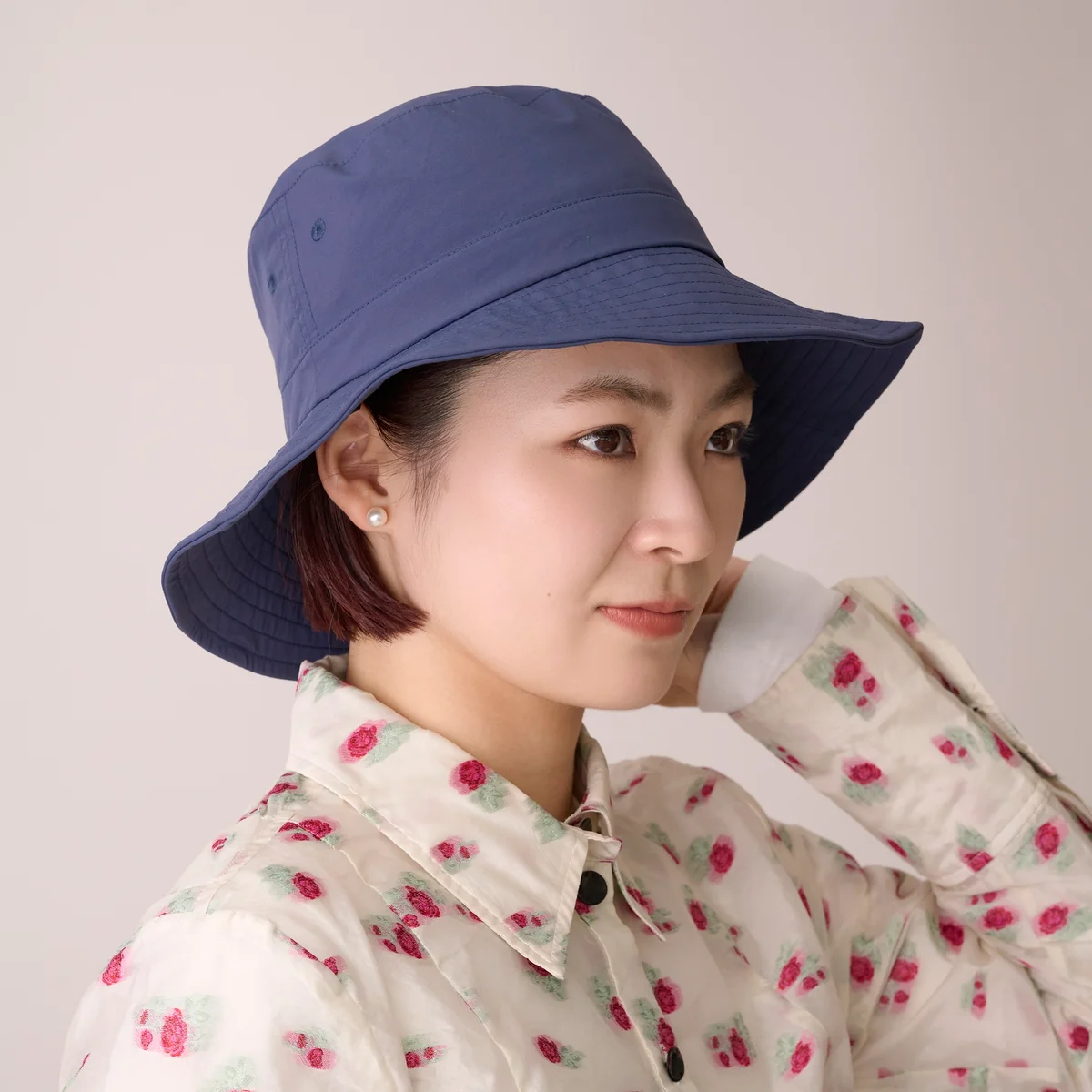 ユニクロのUVカットポケッタブルシェードハットのネイビー