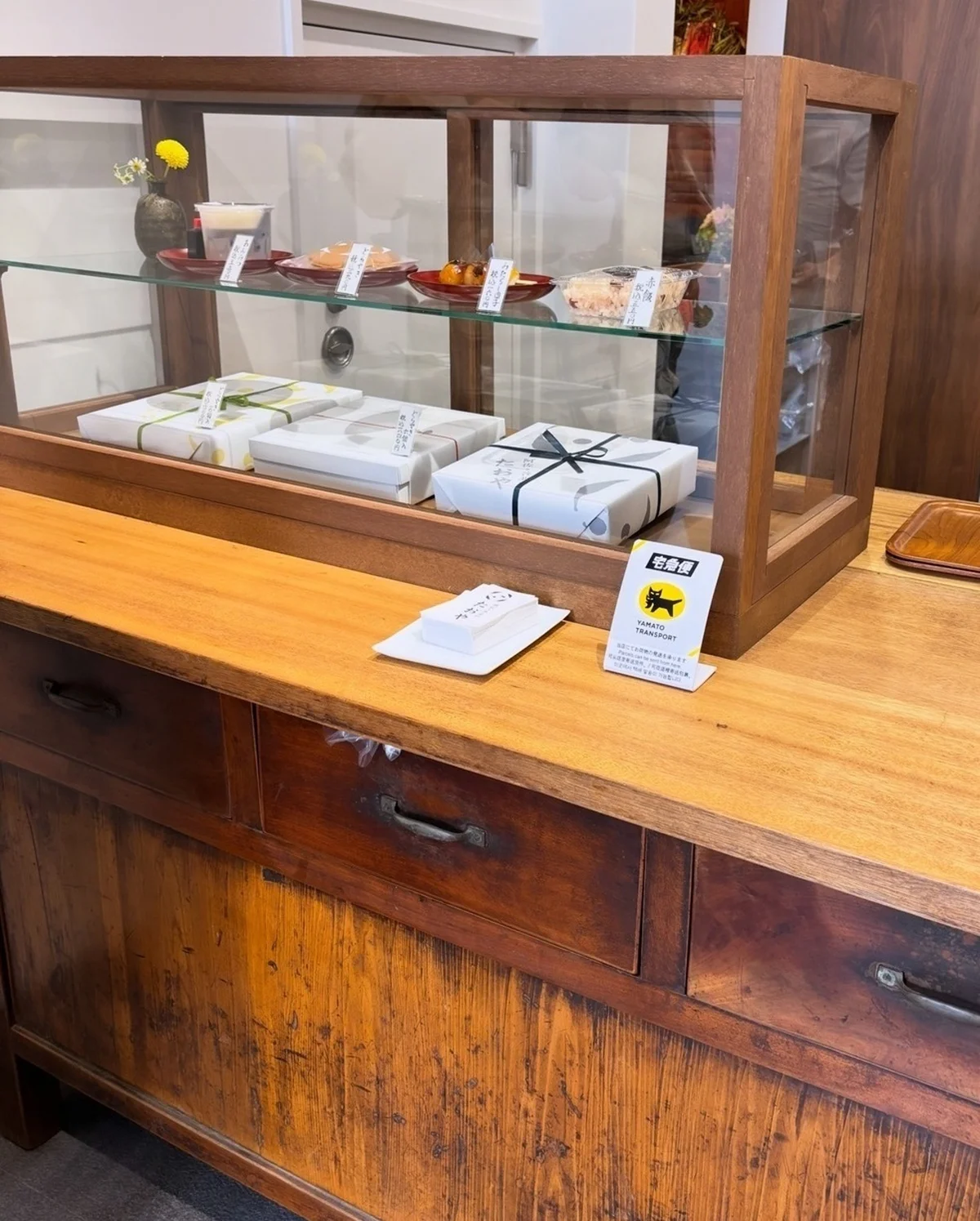 阿佐ヶ谷の和菓子屋「たおや」の店内。こだわりの4品が並ぶ。どらやきは箱入りも販売。