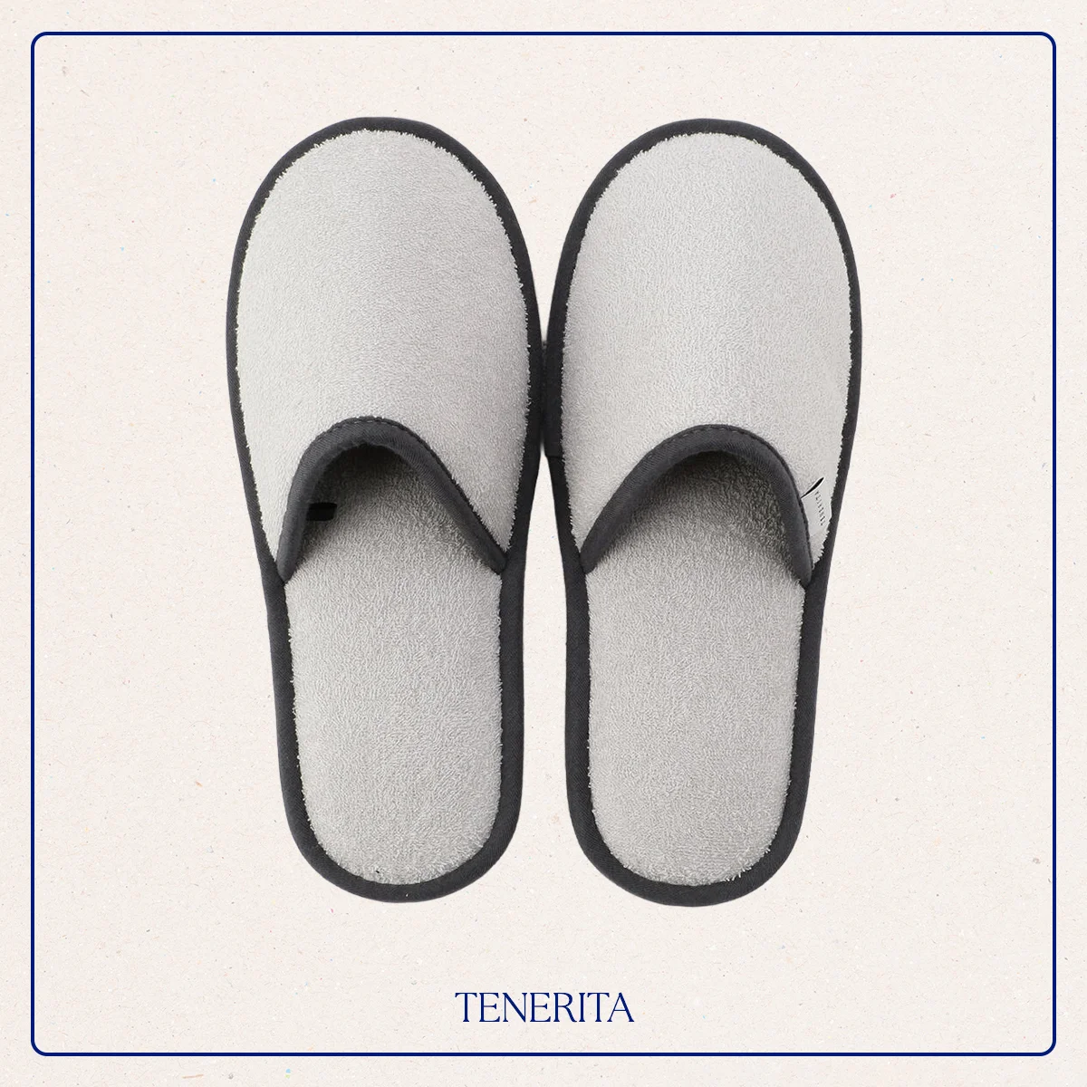 パイルの風合いを強調する上品なトリミングが印象的なテネリータのスリッパ