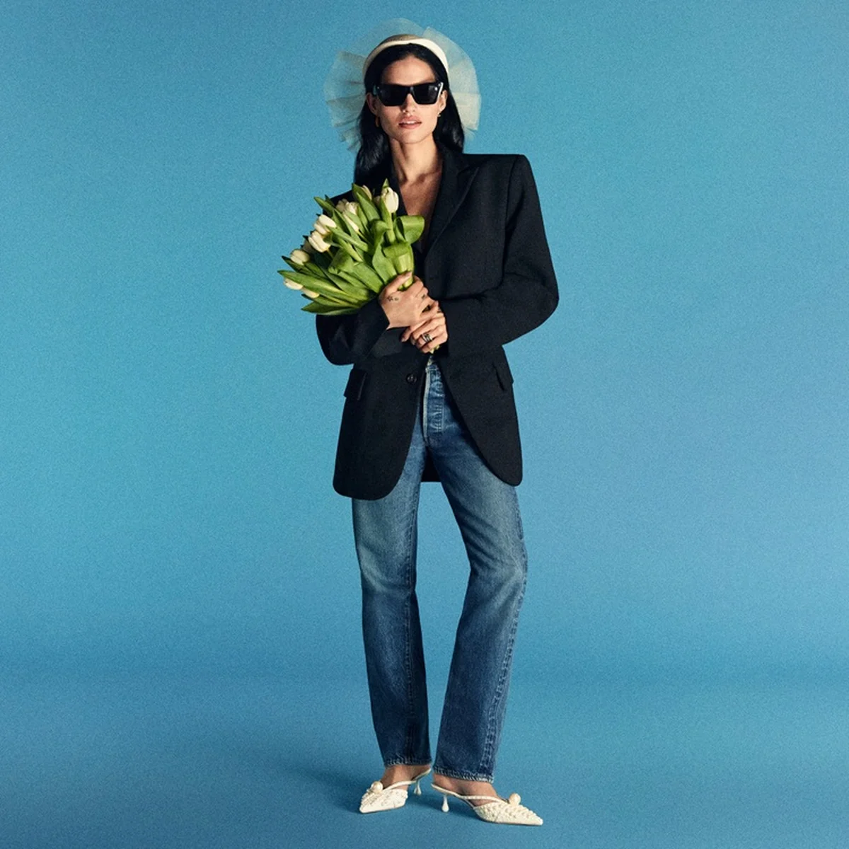 アメリカのモデル兼ミュージシャンであるGabbriette（ガブリエット）がジミー チュウのシューズをまとう