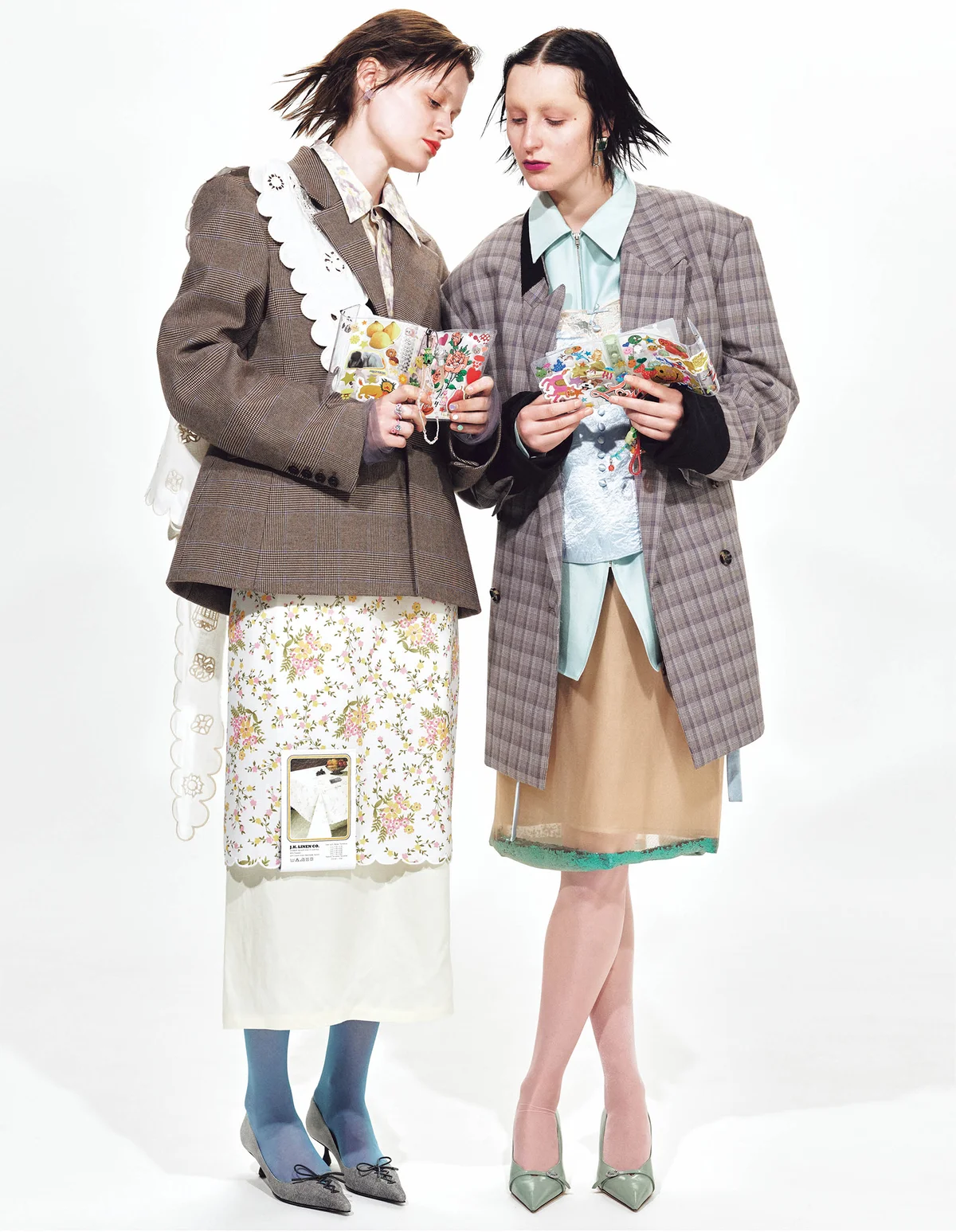 　（右）ジャケット￥368,500／ノースリバティー（マリナ イー）　キャミソール￥33,000（参考価格）／マーク ジェイコブス カスタマーセンター（マーク ジェイコブス）