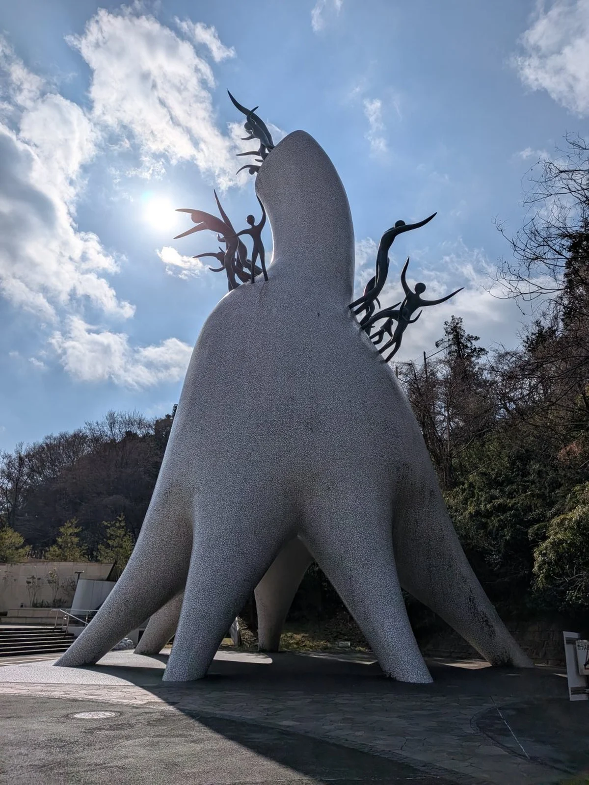 川崎市岡本太郎美術館のシンボルタワー「母の塔」