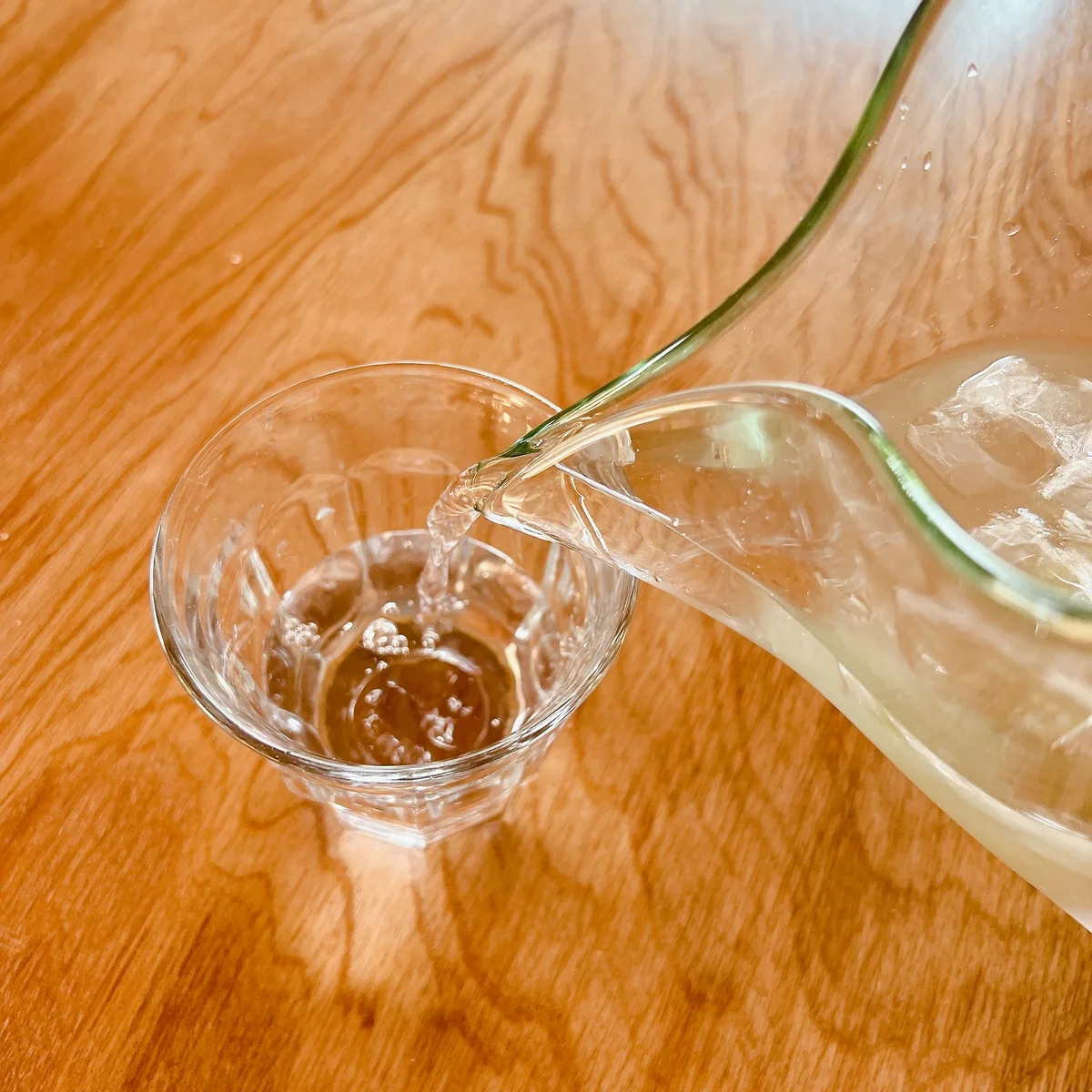 琉球ガラスのピッチャーと氷水