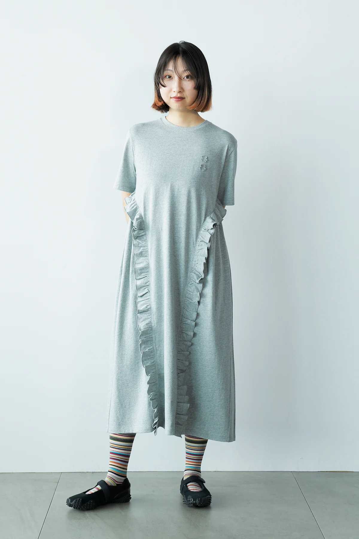 ユニクロ アンド セシリー バンセンのフリルT ワンピースを着用したエディター