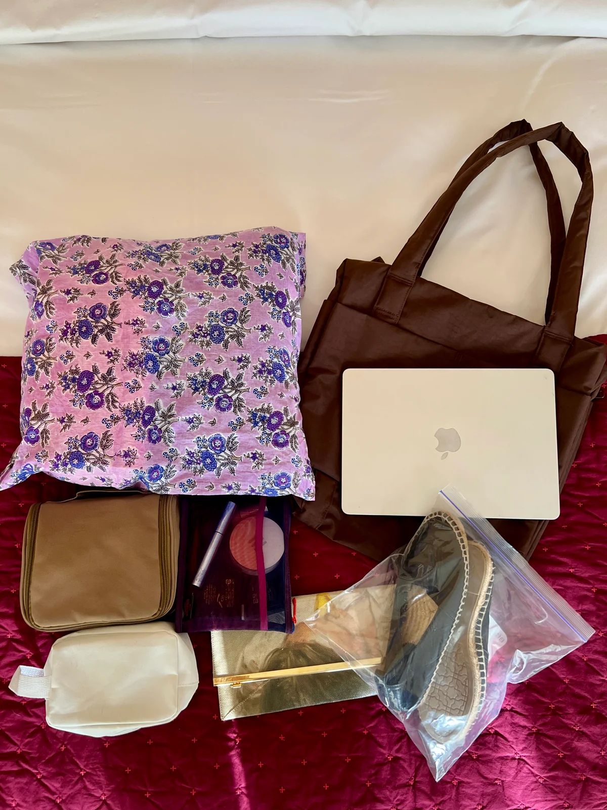 BAGGU「SMALL CLOUD CARRY ON」のバッグの中身